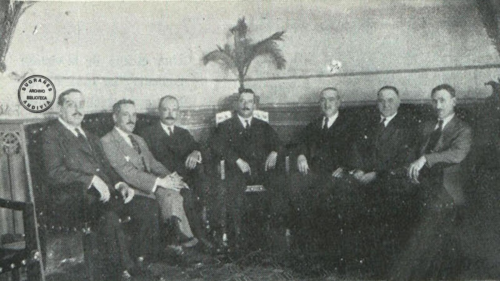 La junta directiva del Casino Comercial en su inauguración, presidida por José de la Corte Gutiérrez. La junta directiva del Casino Comercial en su inauguración, presidida por José de la Corte Gutiérrez.