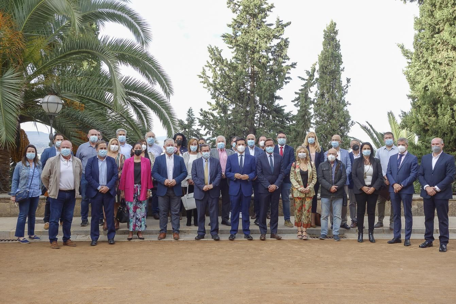 Foto de familia de los participantes en la Conferencia Metropolitana por la Calidad del Aire de Granada Foto de familia de los participantes en la Conferencia Metropolitana por la Calidad del Aire de Granada