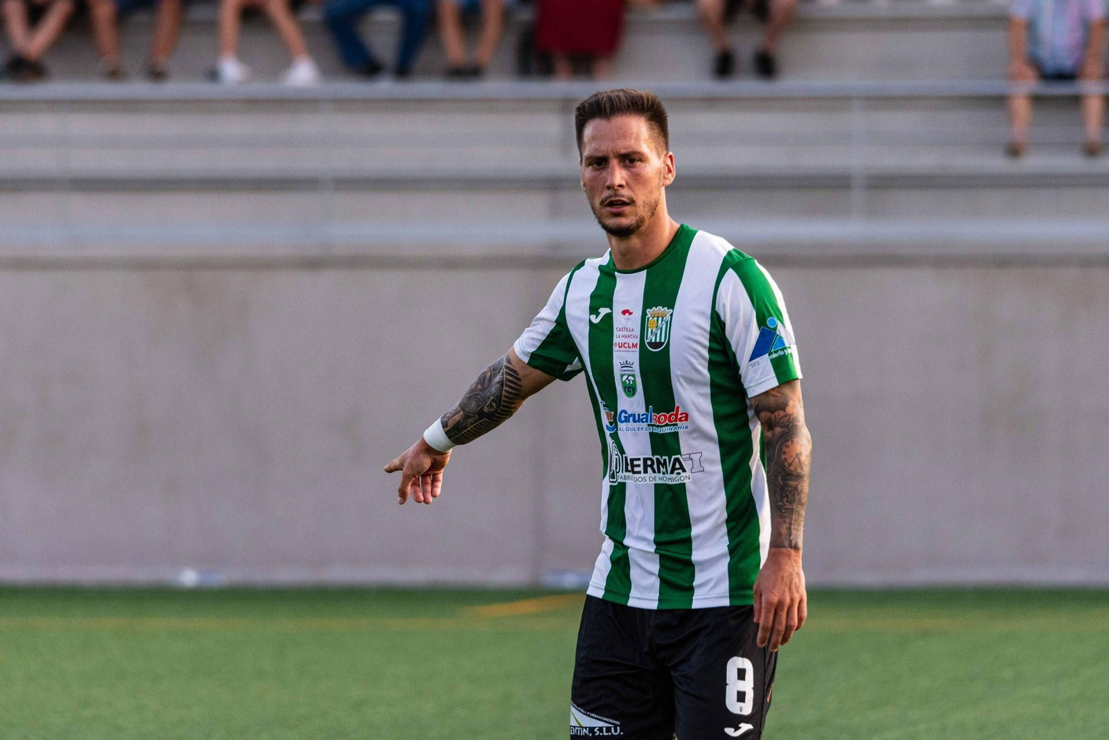 Adrián Ruiz, en un encuentro de pretemporada con el CD Quintanar del Rey.