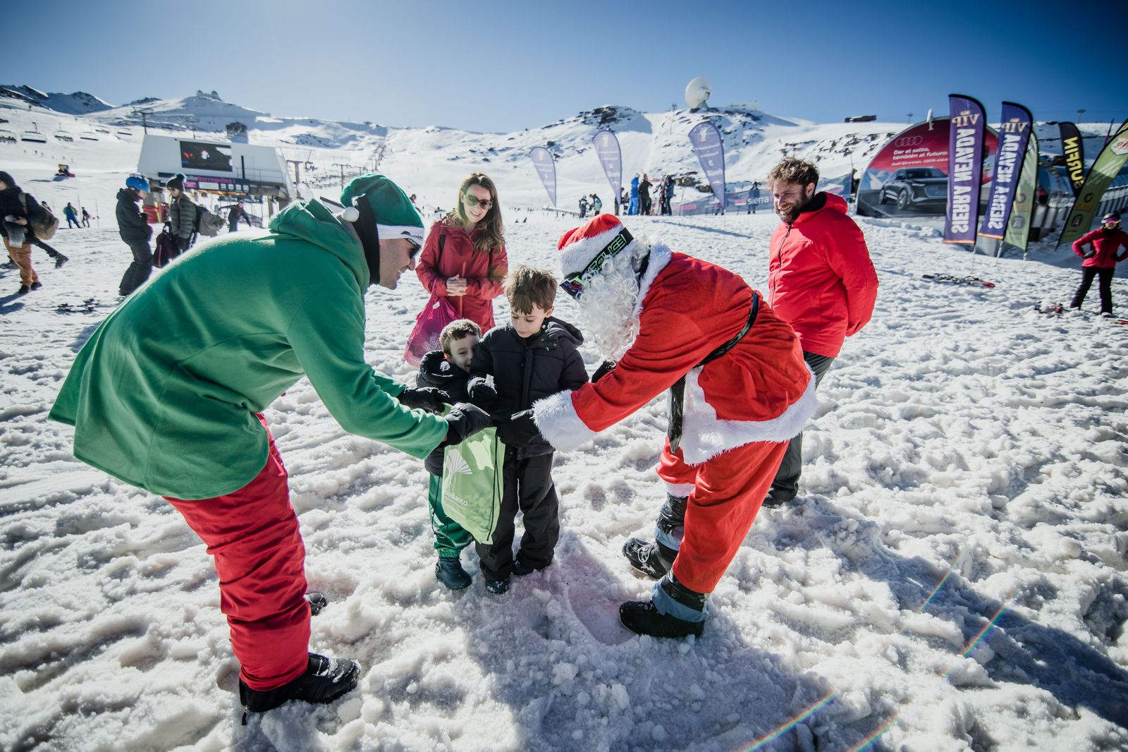 Papá Noel esquía en Sierra Nevada: 15 kilómetros, 21 pistas abiertas, música y actividades navideñas