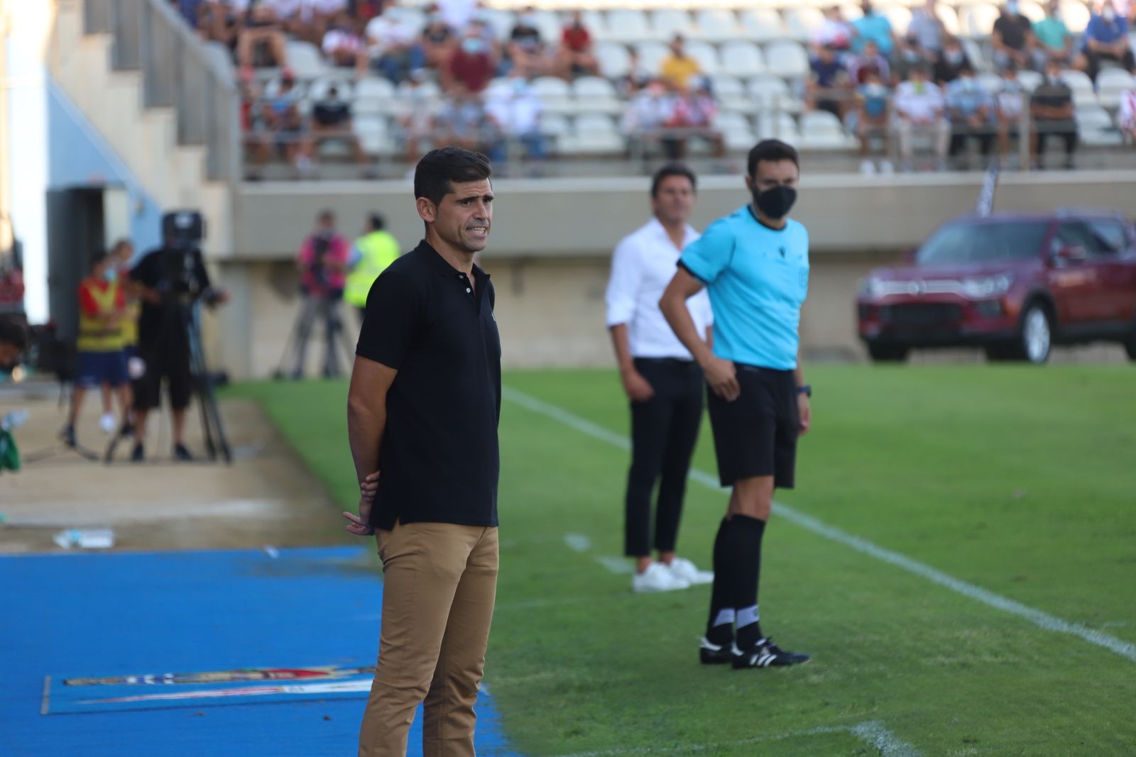 Hidalgo sigue desde la banda el Algeciras-Sabadell.