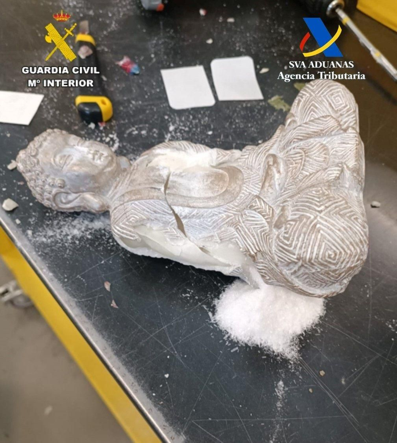 Una de las figuras de Buda interceptadas por la Guardia Civil con más de un kilo de MDMA Una de las figuras de Buda interceptadas por la Guardia Civil con más de un kilo de MDMA