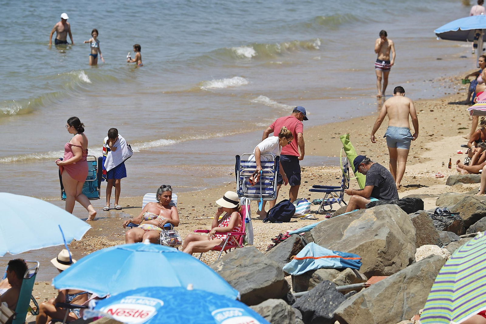 Ambiente en las playas de Huelva en el domingo 2 de julio