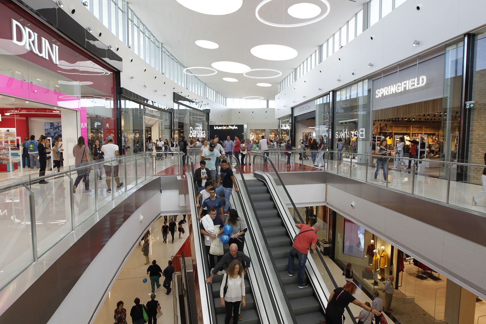 Interior del Centro Comercial Torrecárdenas