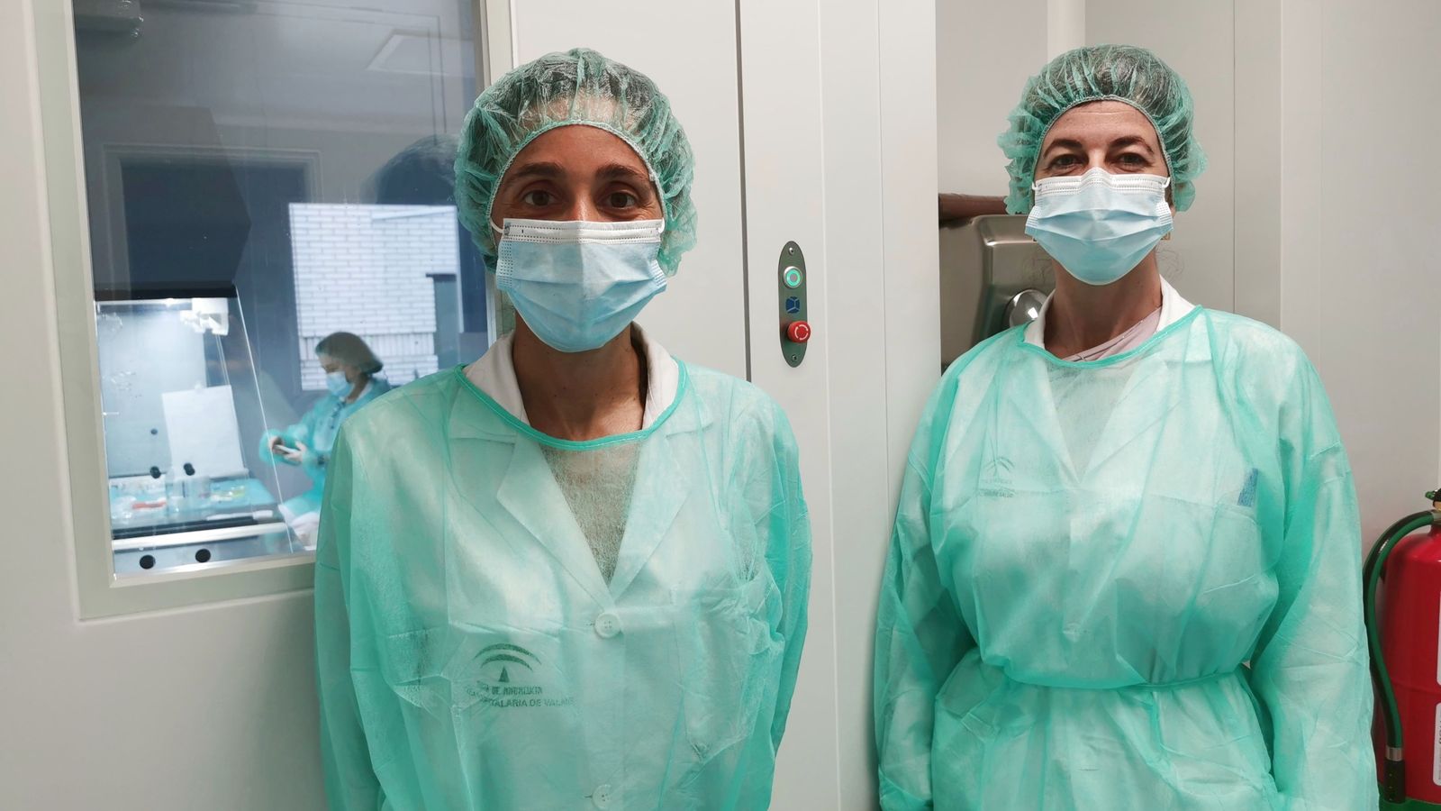 A la izquierda, la jefa del servicio de Farmacia, Esther Márquez, junto a la responsable de la Unidad Centralizada de Preparados Estériles de dicha farmacia, Mª José Fobelo.