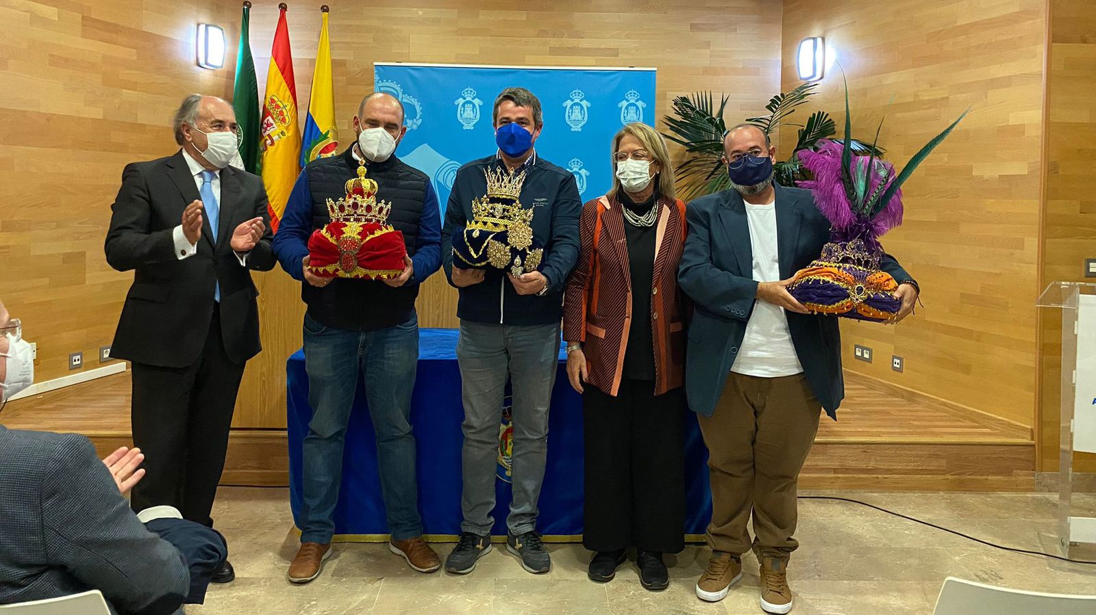 Landaluce y Cid, junto a los representantes de los Reyes Magos en Algeciras.