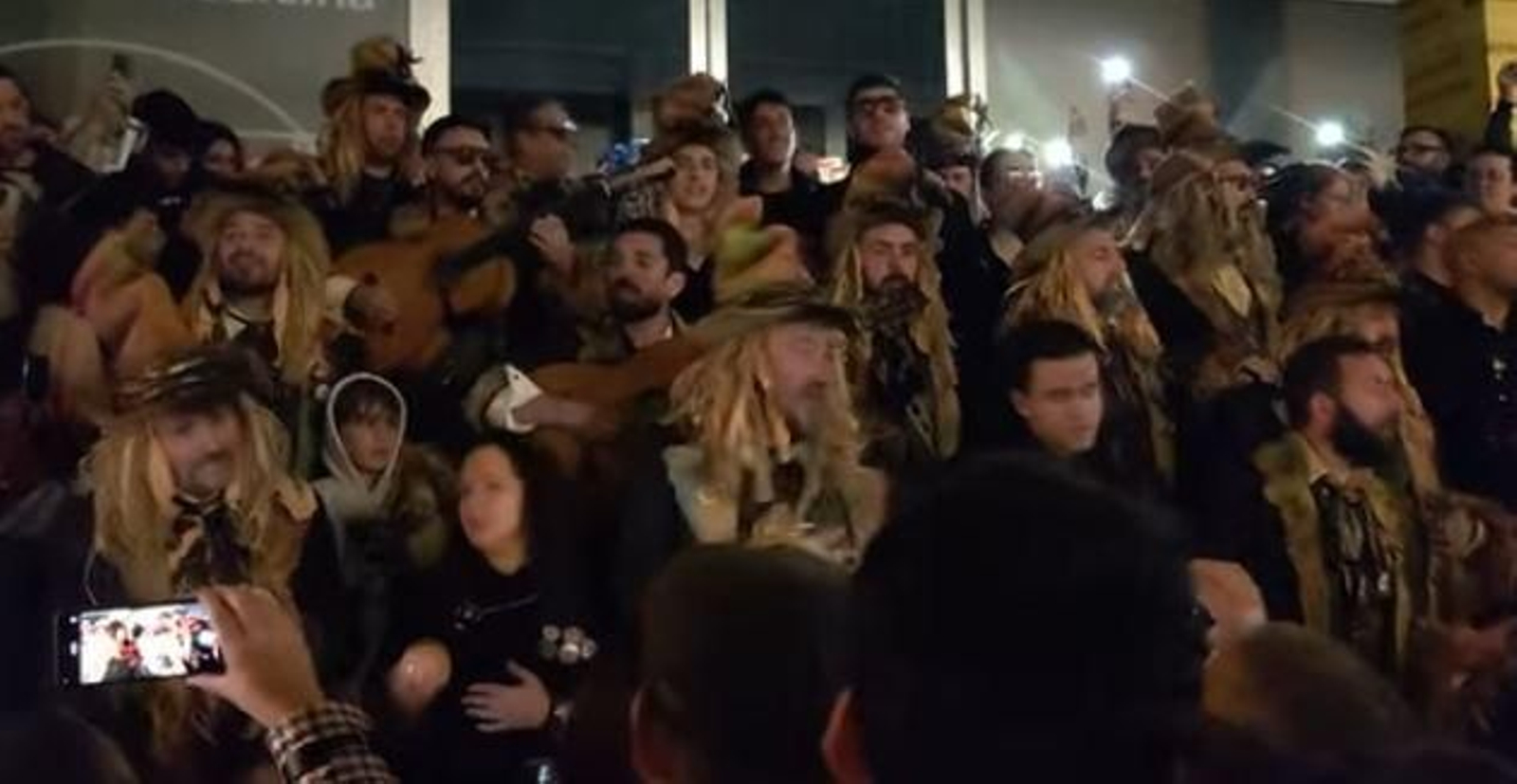 'Los cuervos' de MArtínez Ares y 'Los calaitas' cantan juntos.