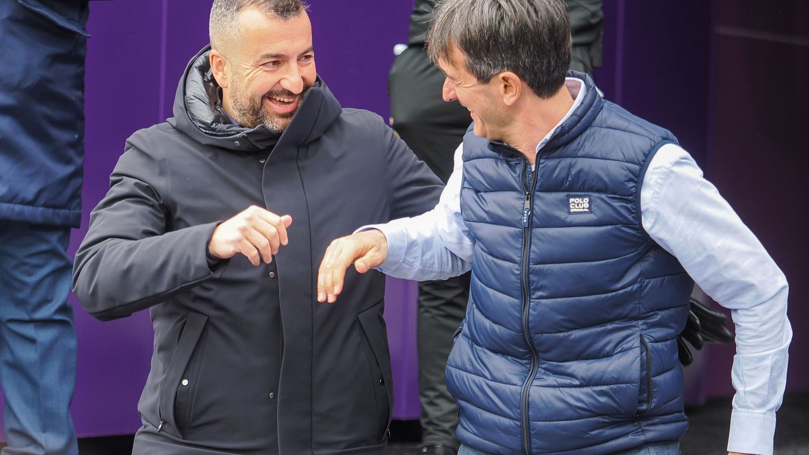 Pacheta y Diego Martínez se saludan antes del partido que enfrentó a Valladolid y Espanyol.