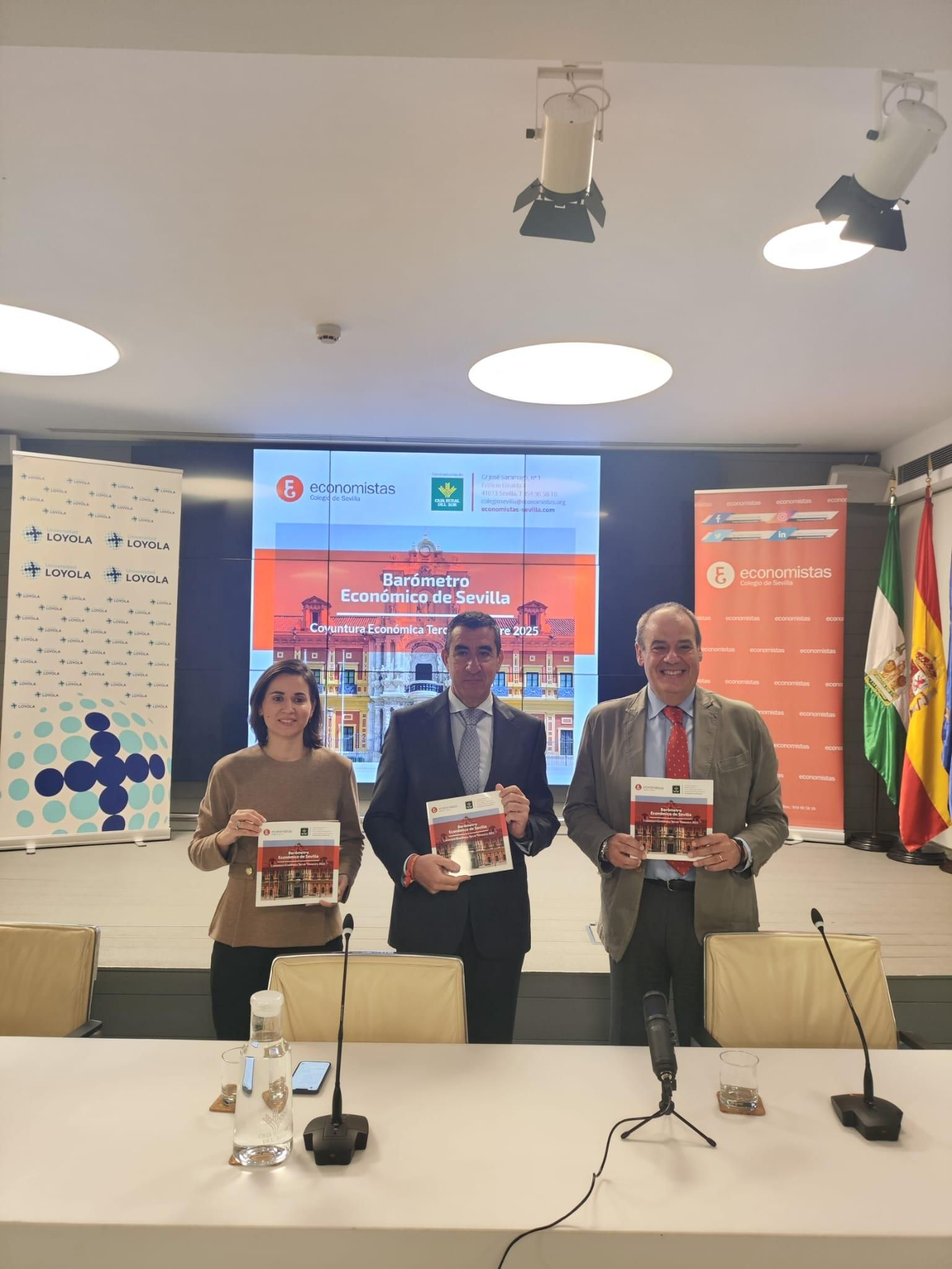 Mari Carmen Delgado, directora del barómetro, Francisco J. Tato, presidente del Colegio de Economistas de Sevilla, y José María Vera, subidrector general y director comercial de Caja Rural del Sur Mari Carmen Delgado, directora del barómetro, Francisco J. Tato, presidente del Colegio de Economistas de Sevilla, y José María Vera, subidrector general y director comercial de Caja Rural del Sur