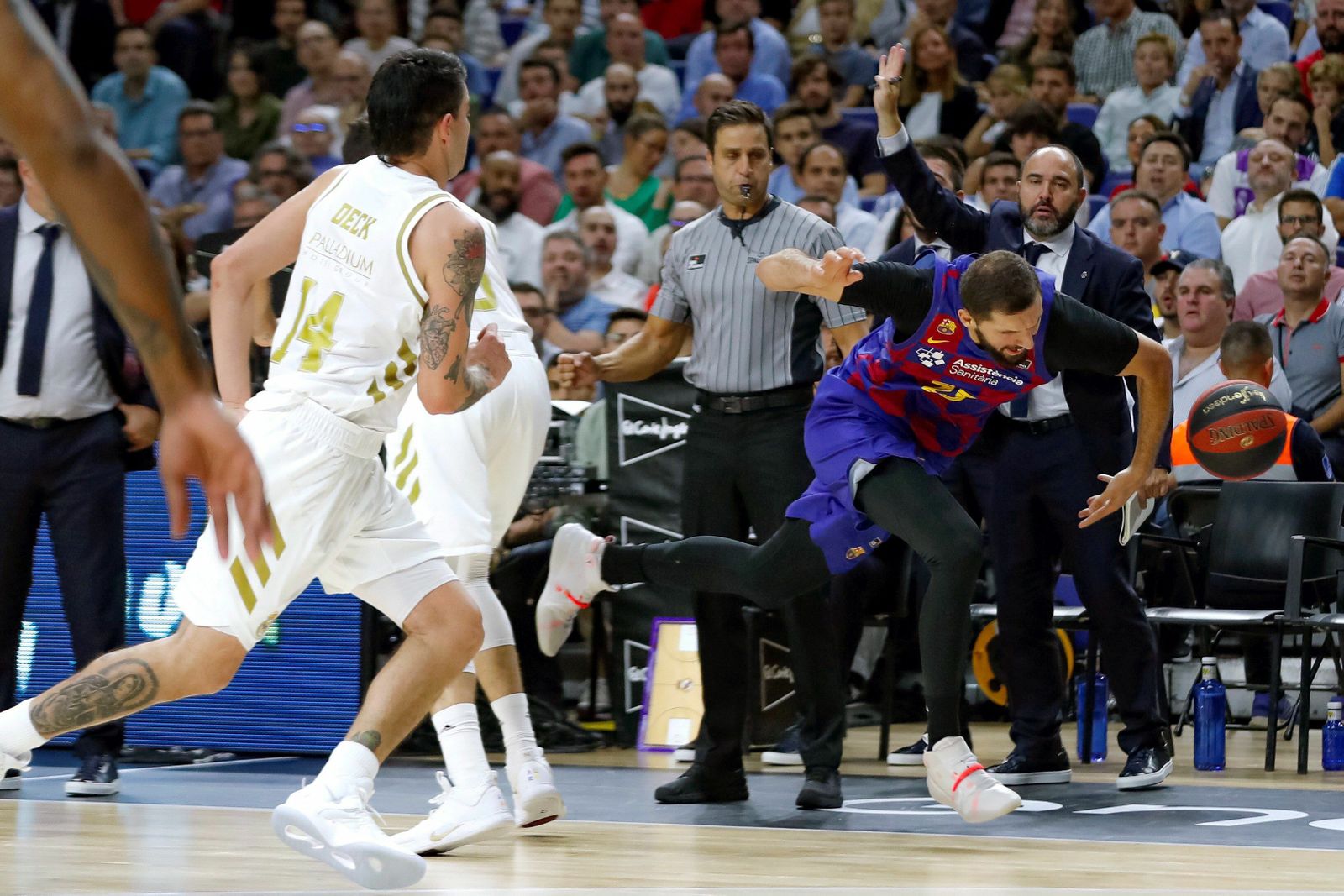 El barcelonista Mirotic no llega a un balón durante la final de la Supercopa Endesa de baloncesto contra el Real Madrid.