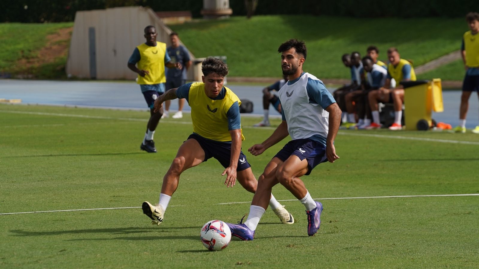 Nico Melamed y Puigmal pugnan por el esférico.