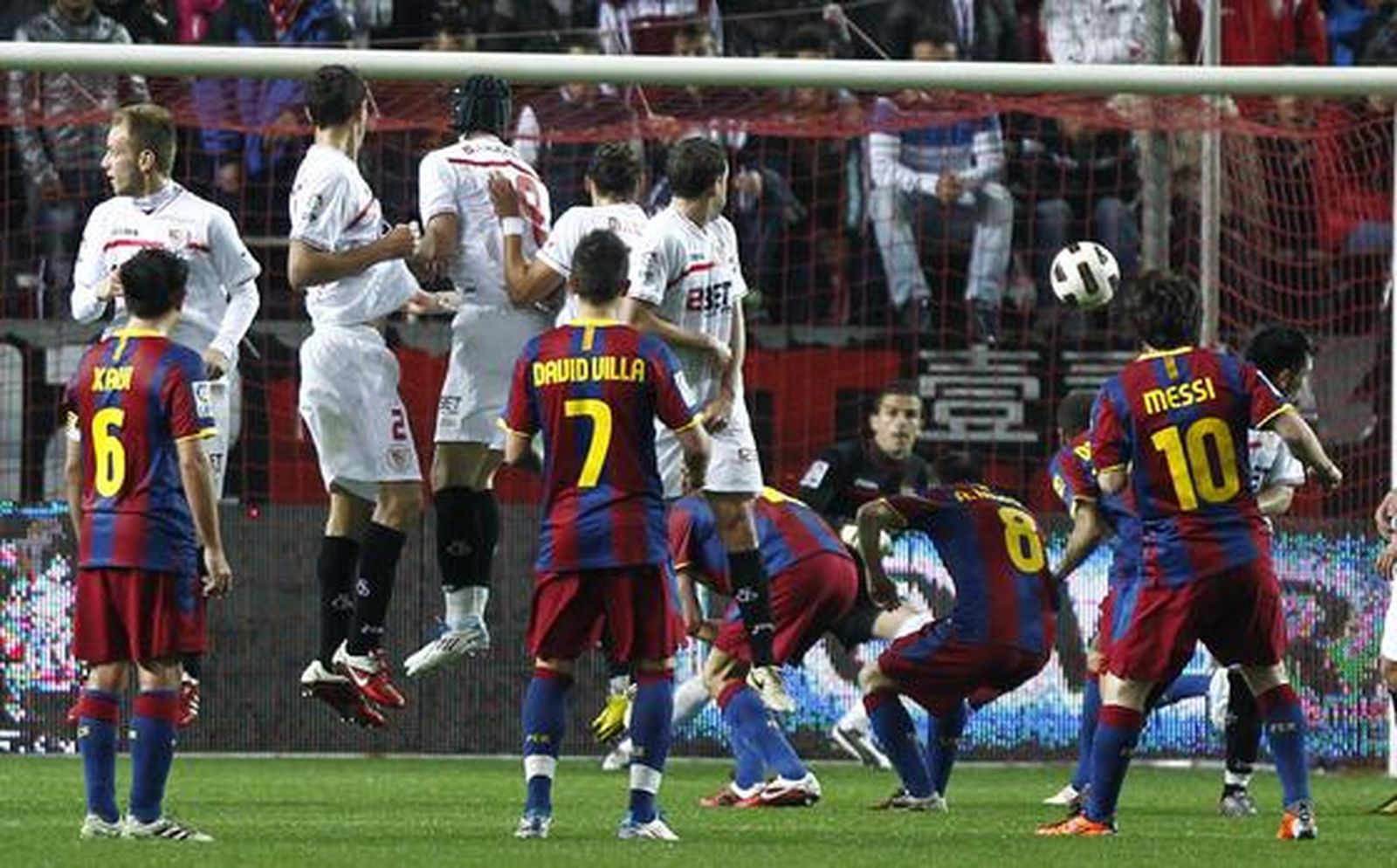 El Sevilla consigue sacar un punto ante el Barcelona en el Sánchez Pizjuán. / Antonio Pizarro