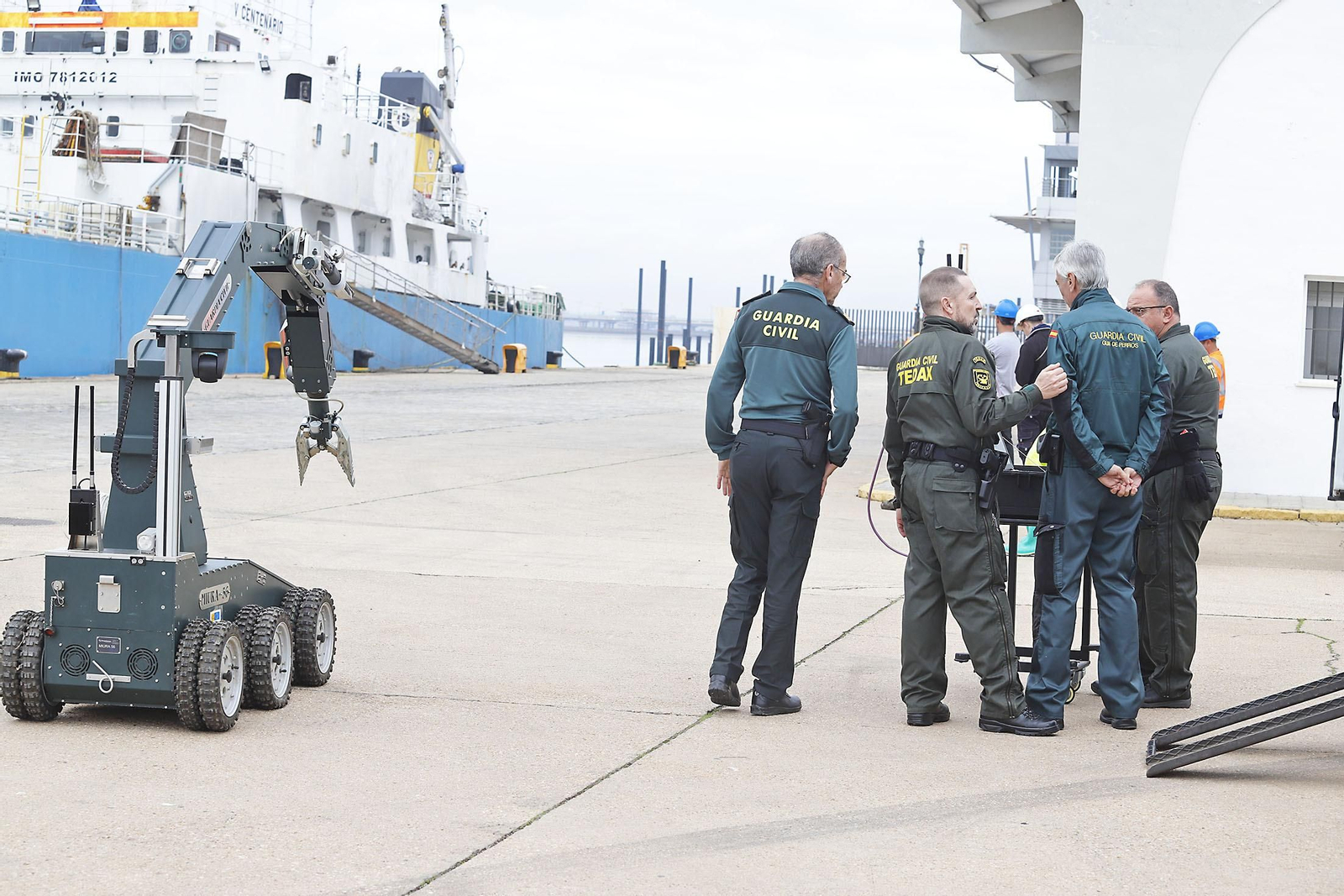Imágenes del simulacro de explosivos realizado en el muelle de Levante