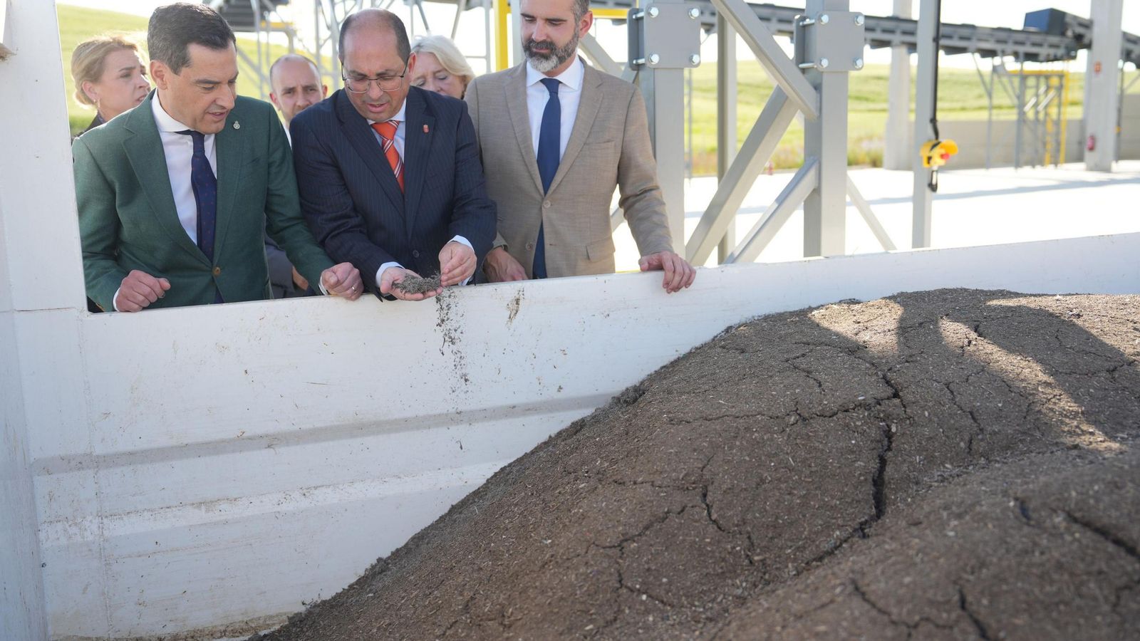 Juanma Moreno, durante la inauguración del centro de compostaje en Villamartín.