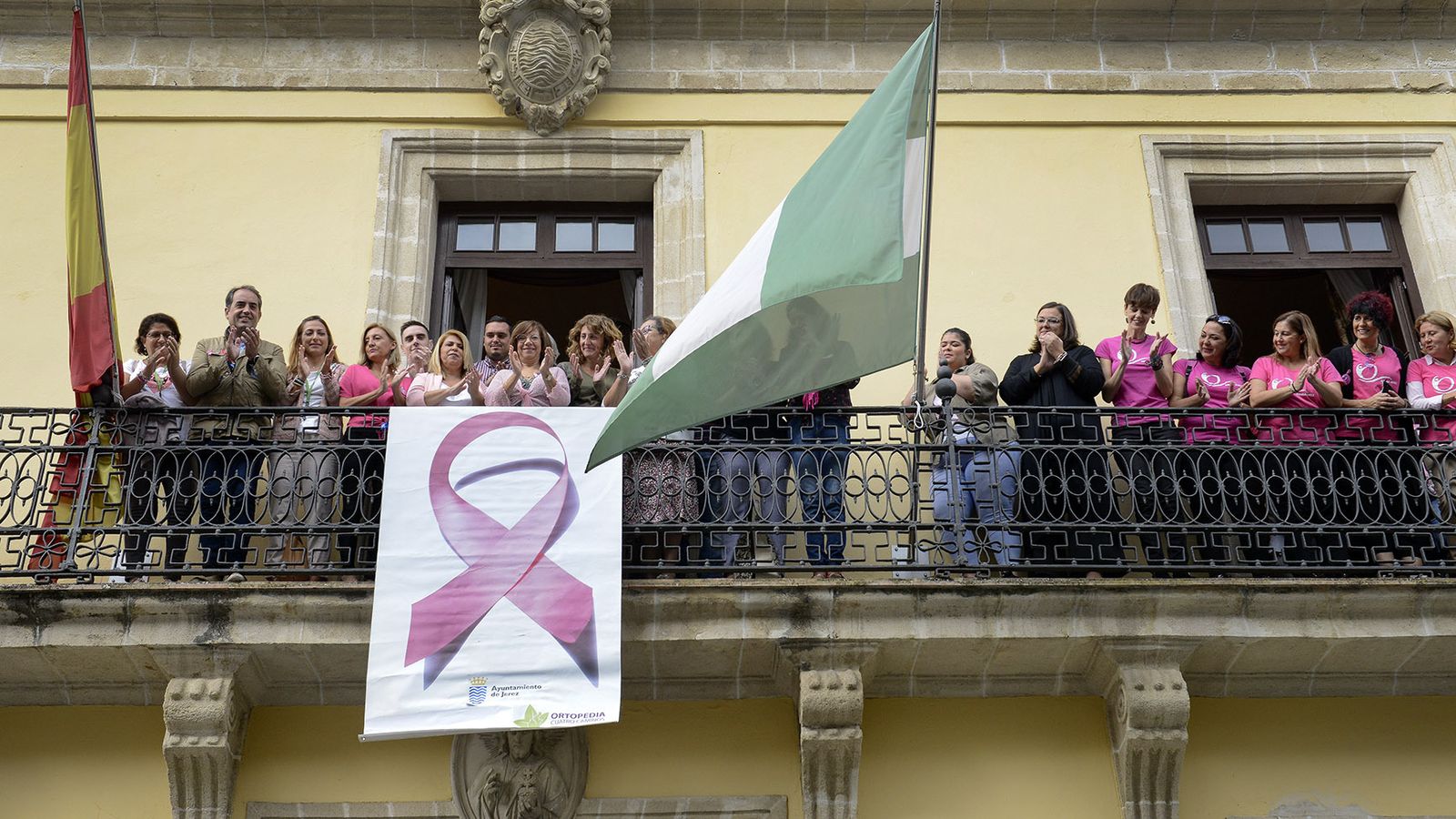 Colocación del lazo rosa en el Ayuntamiento el año pasado.