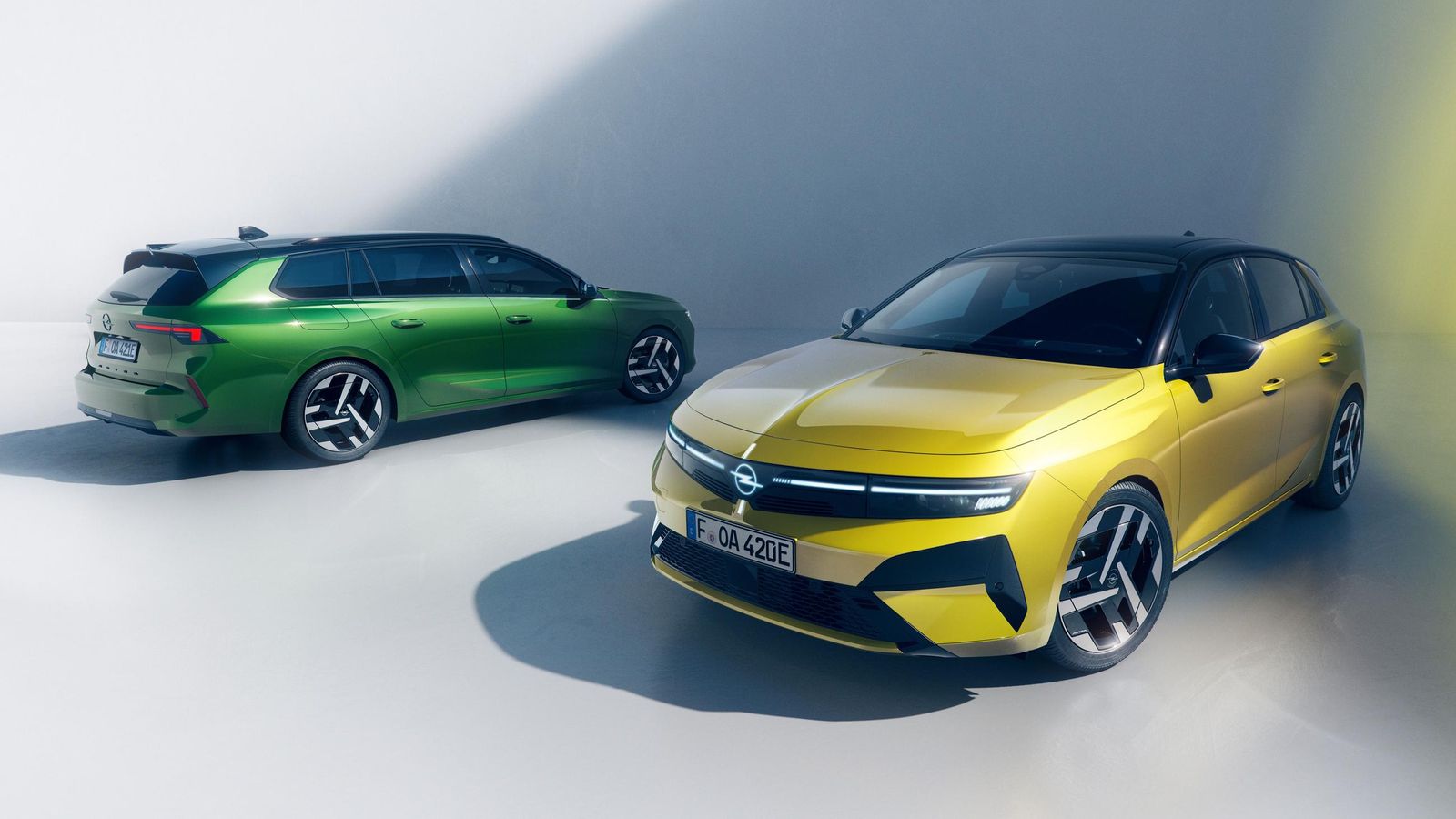 Opel muestra la renovación del Astra, con un frontal rediseñado, nuevos asientos y tecnología y cambios en su Electric