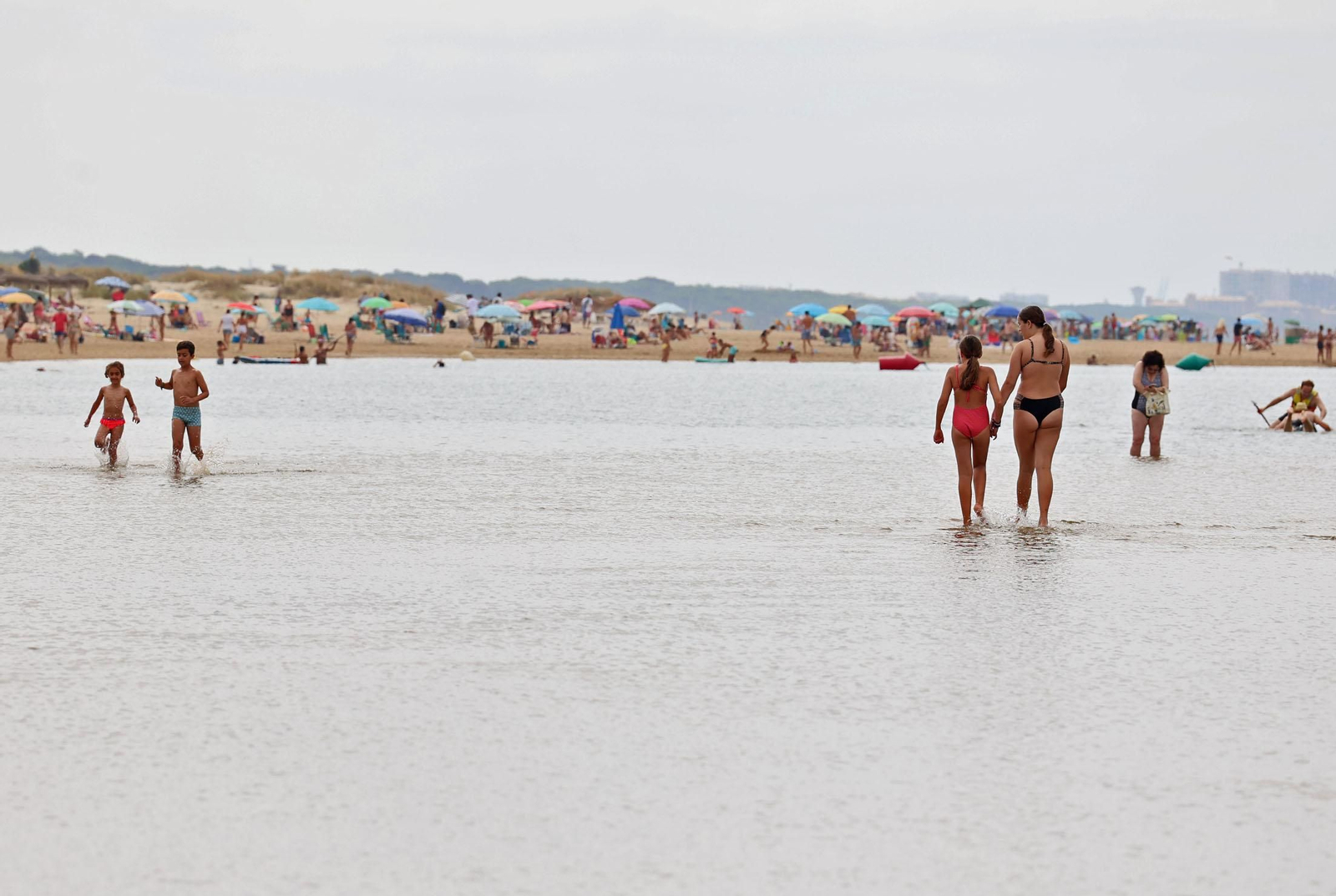 Imágenes del ambiente en las playas de Huelva en la mañana de domingo