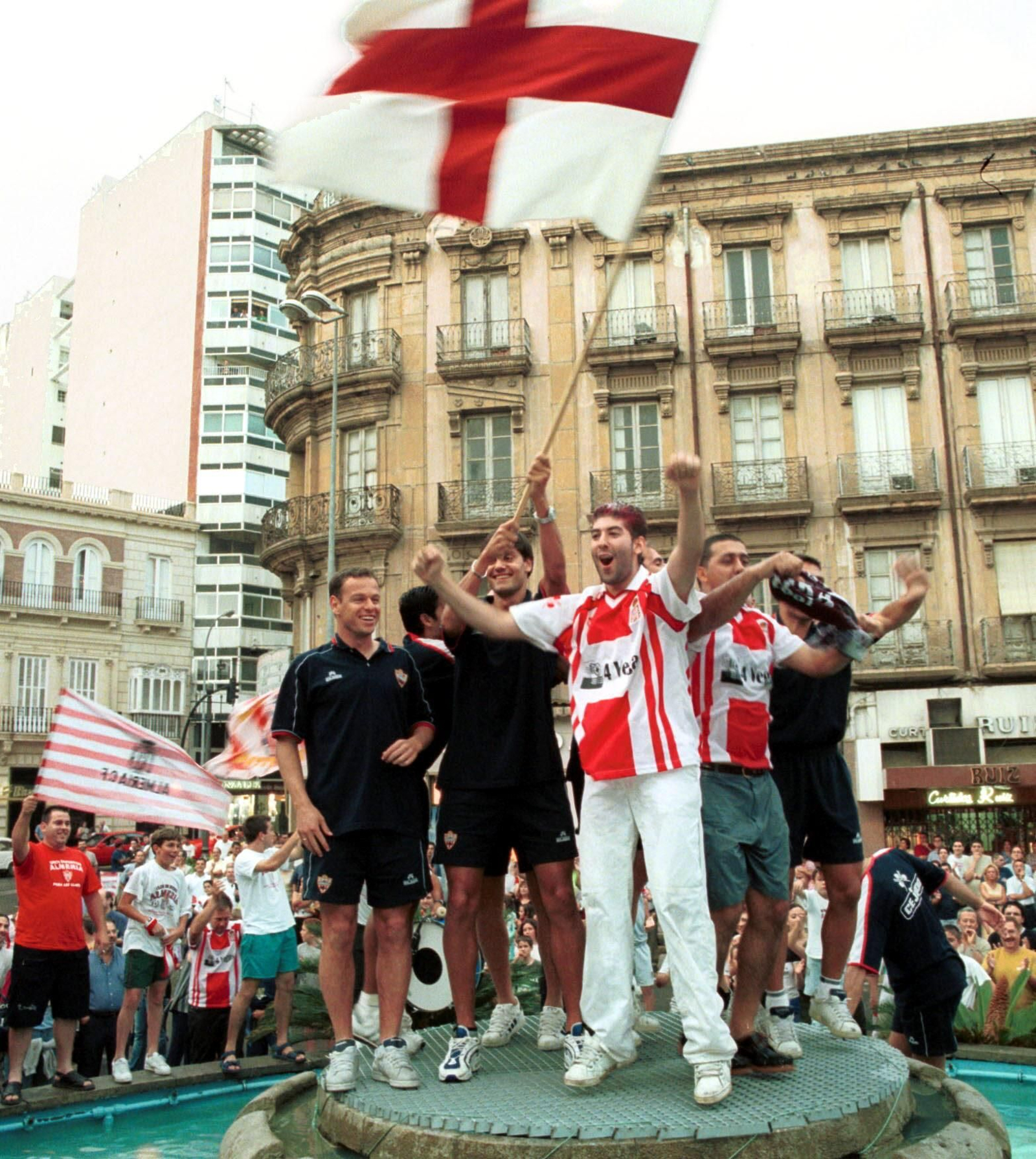 Los futbolistas unionistas celebran el ascenso en la Puerta Purchena.