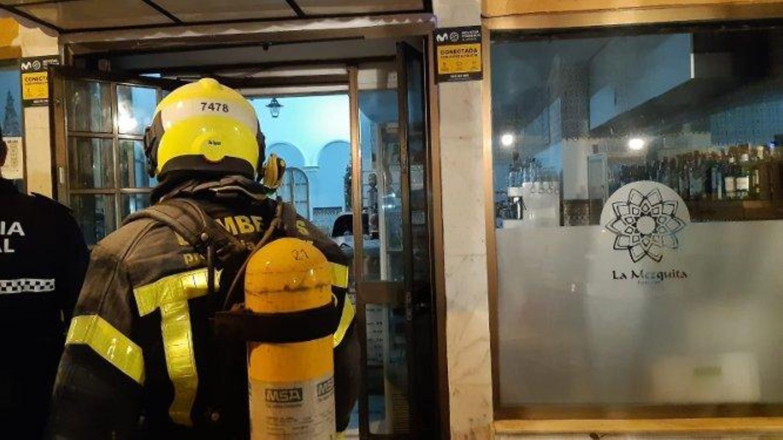 Bomberos, a su llegada al Bar La Mezquita de Cádiz.