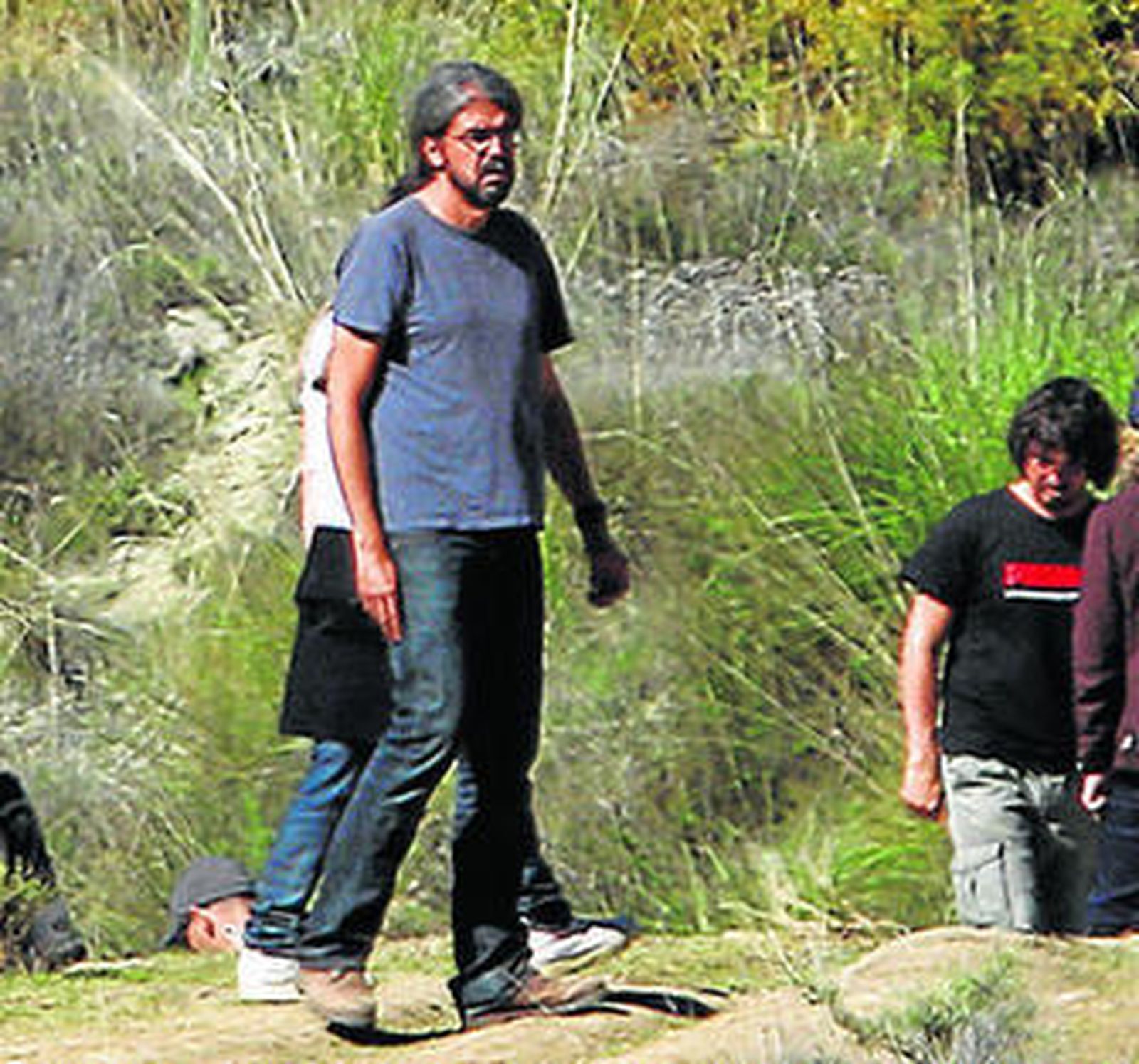 1. 'Fernando León de Aranoa, en un momento del rodaje.  2. La grabación transcurre con sigilo mientras que el equipo se deja ver en restaurantes de la ciudad como Chiquito. 3. El entorno del rodaje es bien conocido por los aficionados al senderismo. 4. El director de 'Amador' da instrucciones a Del Toro en un descanso del rodaje.