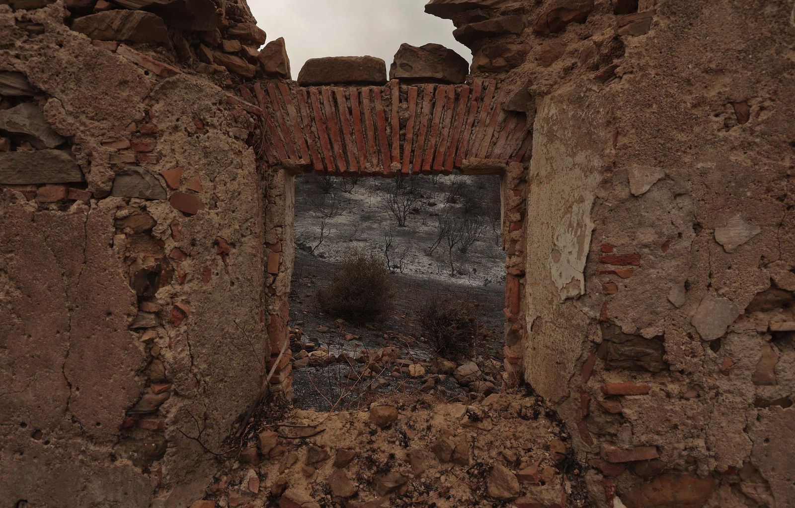 Fotos de los efectos del incendio en el Puerto del Laurel en Algeciras