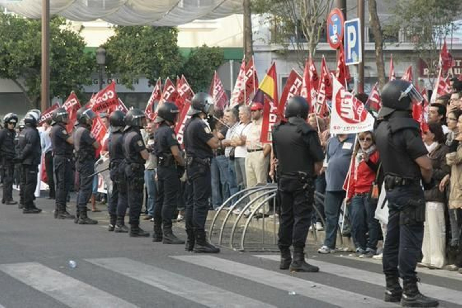 El dispositivo policial intenta controlar a los piquetes informativos que se concentran en la Plaza del Duque.

Foto: Jaime Martínez