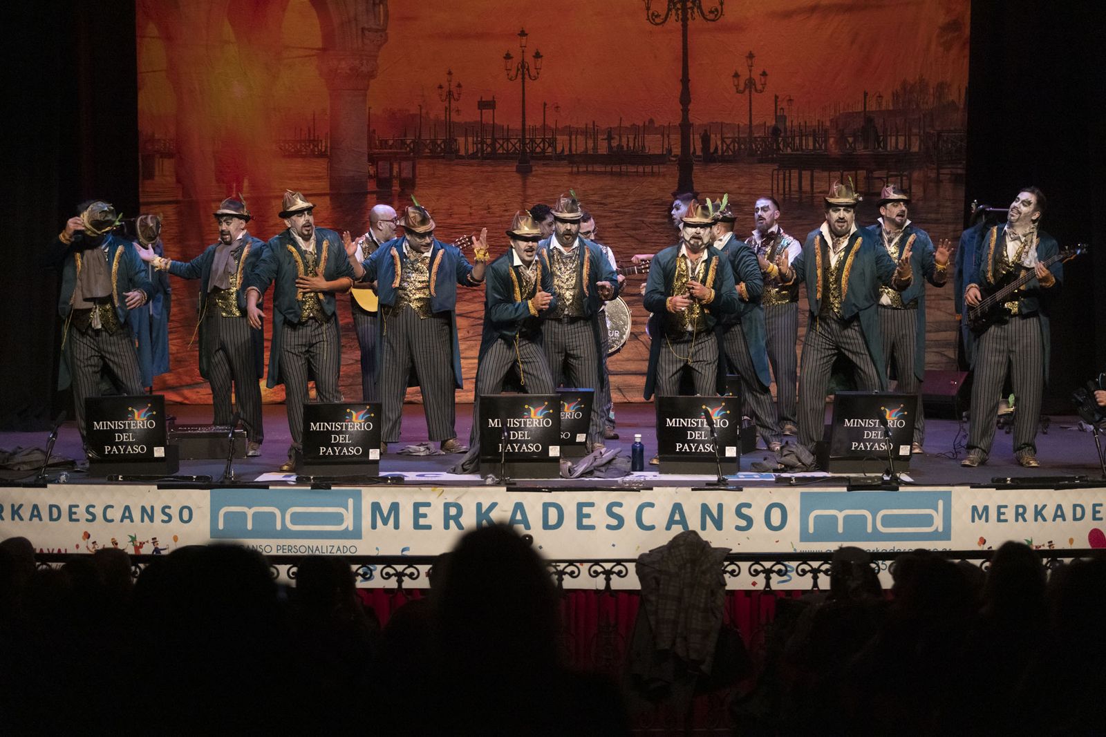 Imágenes de la actuación de la comparsa de ‘El teatro’ Dos Hermanas en el Carnaval Colombino