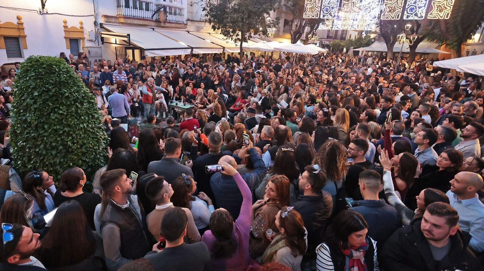Imagen de una zambomba en la plaza Plateros.