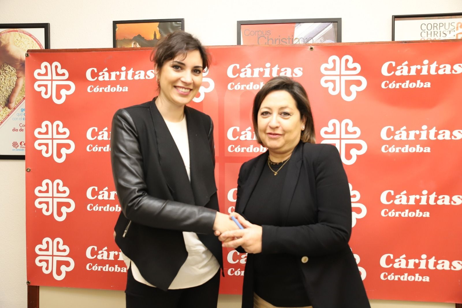 Laura Cruz y Laly Ramírez sellan el acuerdo.