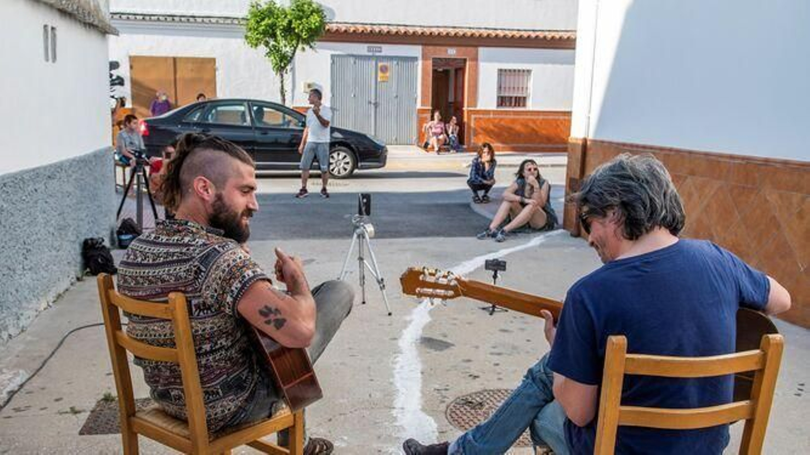 Imagen del concierto, con la separación entre provincias pintada en el suelo.