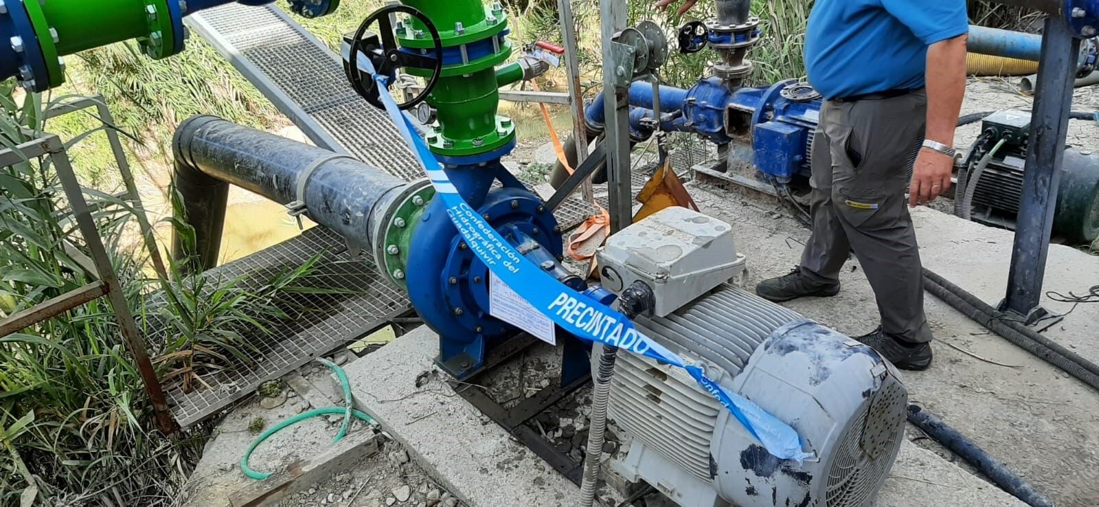 La CHG precinta dos tomas de agua ilegales para riego del río Guadajoz en una finca de Córdoba