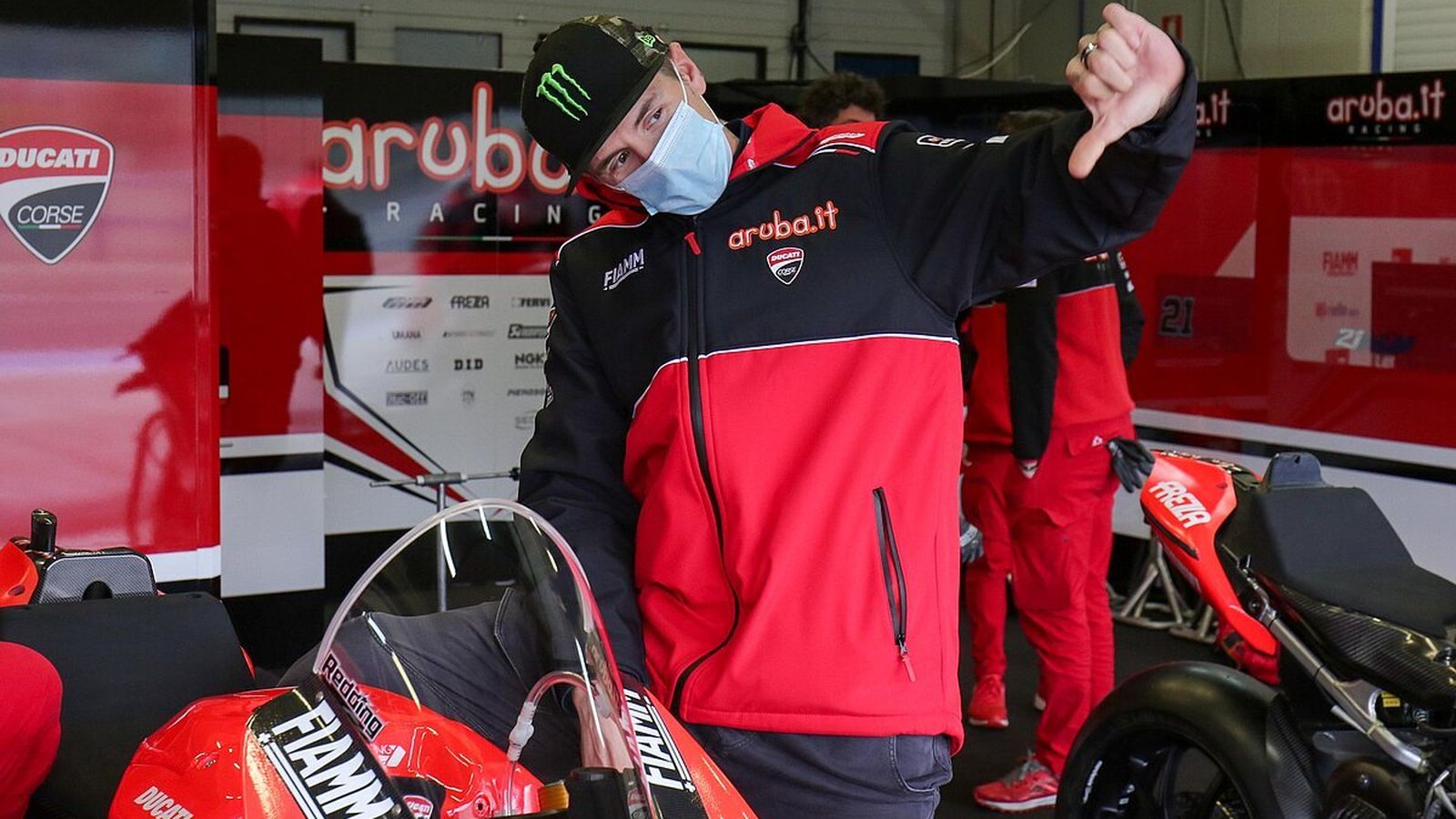 Scott Redding, piloto del Ducati Aruba.It, pulgar abajo dictando sentencia.