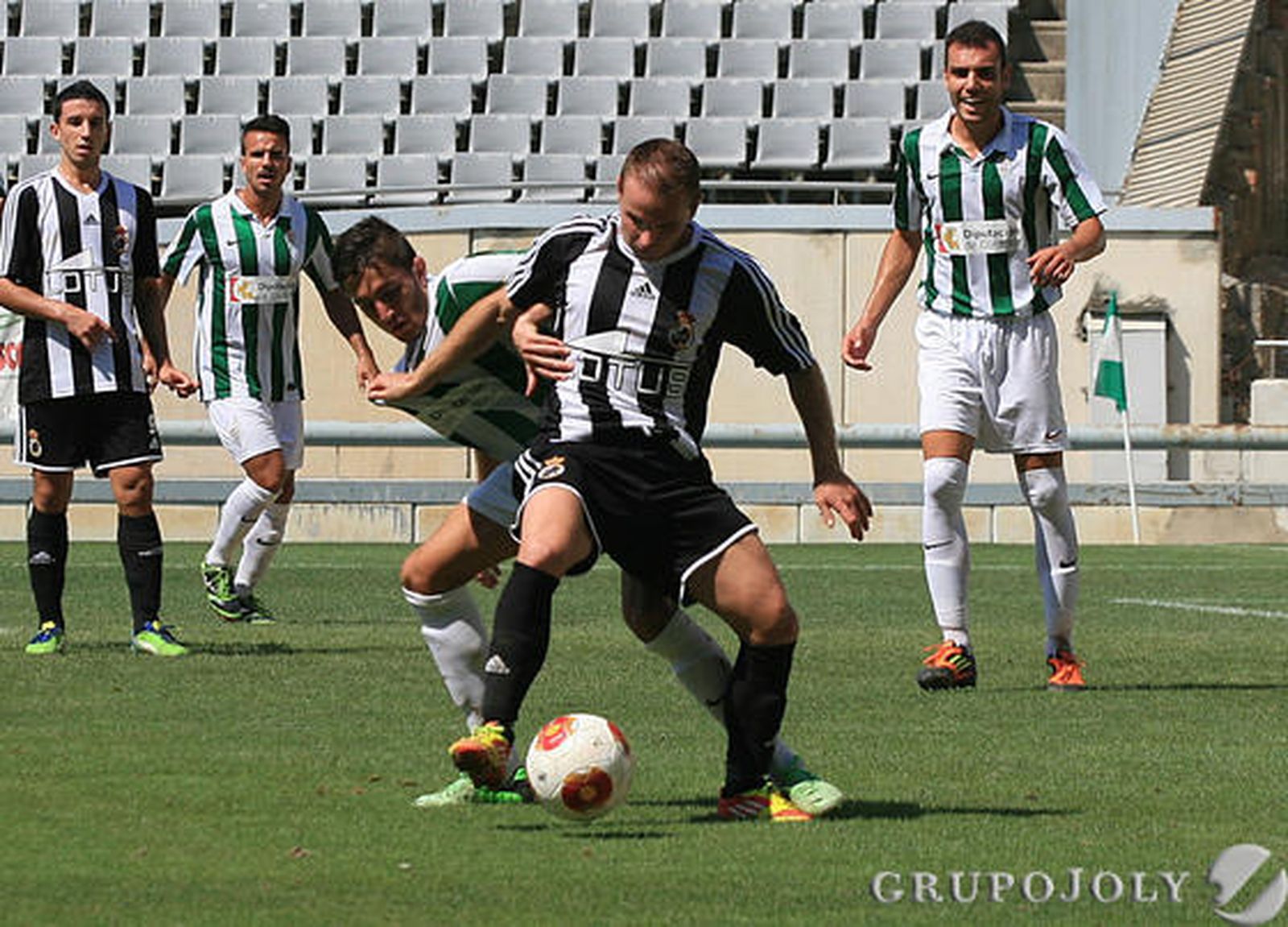 Los linenses enlazan en Córdoba su segundo triunfo fuera de casa (1-2)

Foto: Oscar Barrionuevo