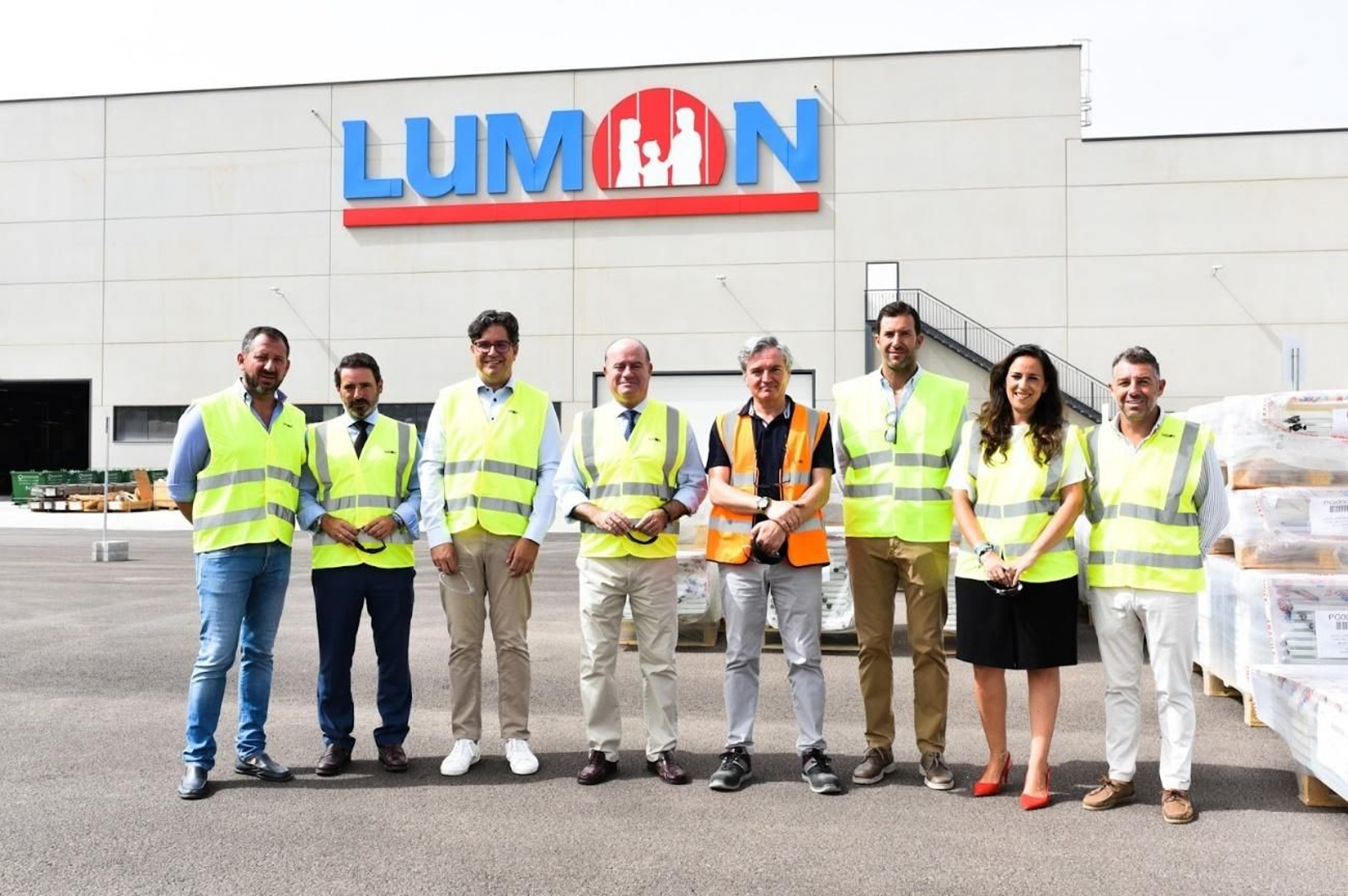 Visita de responsables municipales a la fábrica de Antequera.