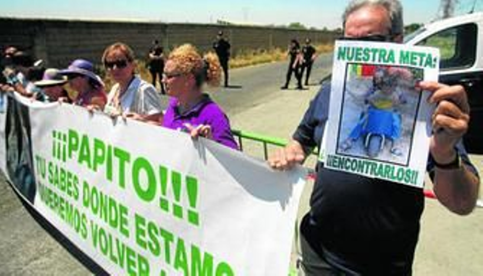 Los familiares de Ruth Ortiz, junto al cordón policial de una de las entradas a la finca de los abuelos paternos.