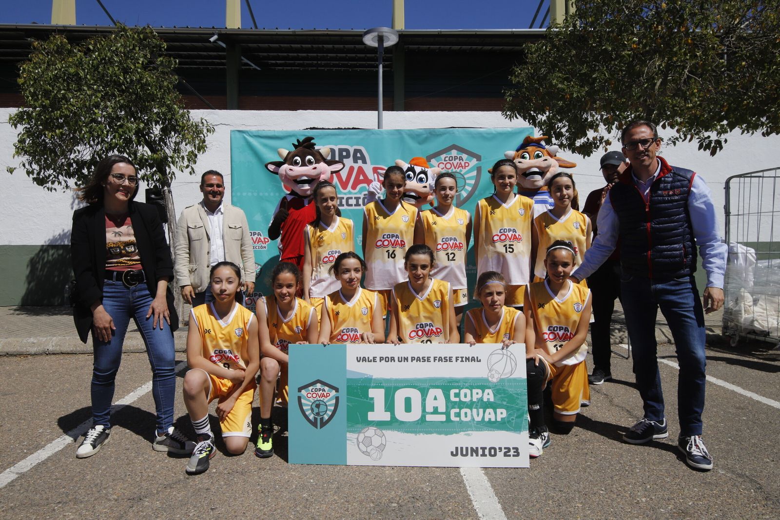 El Cordobasket femenino celebra su victoria final en Pozoblanco.