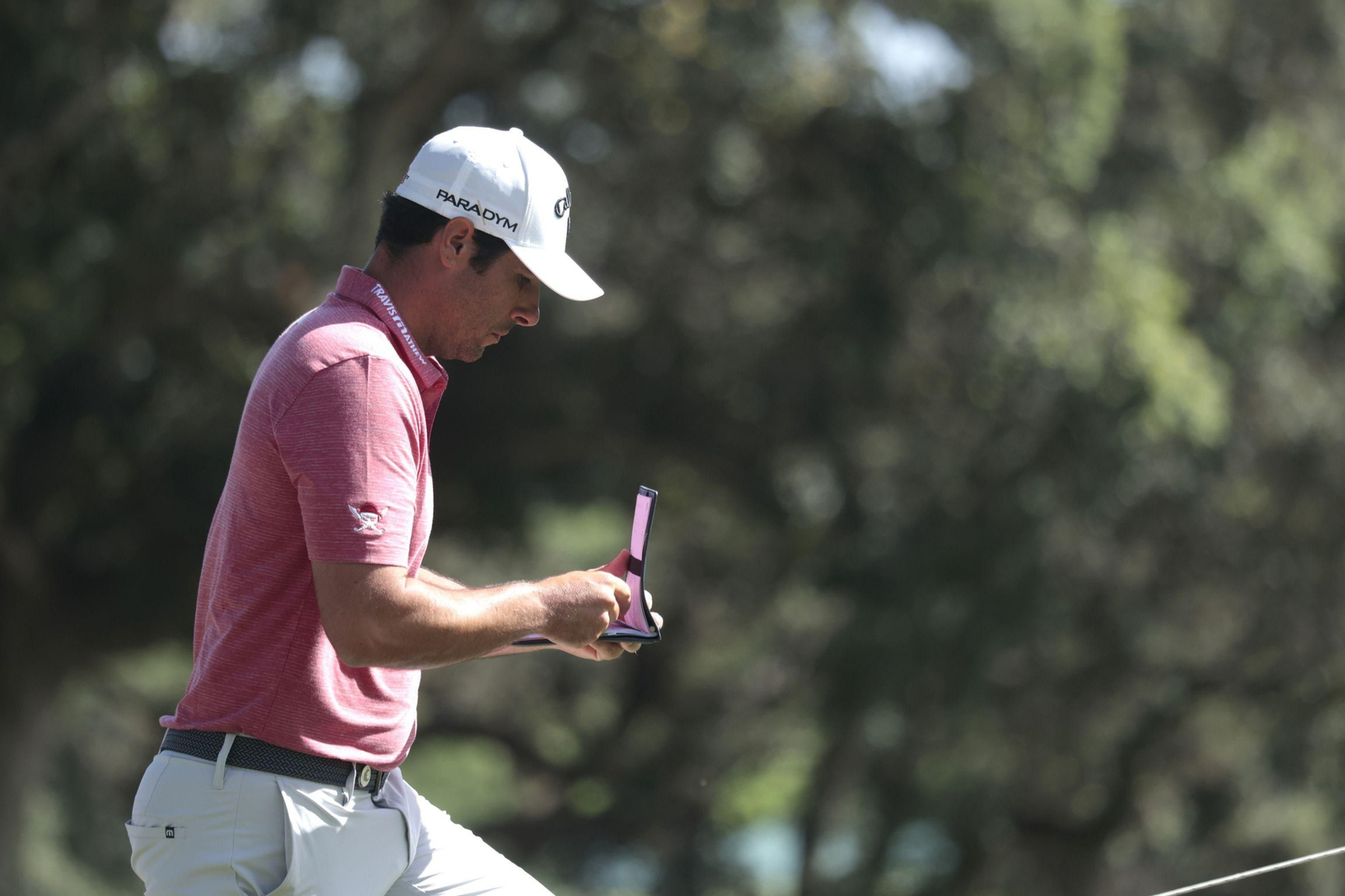 Otaegui consulta su tarjeta durante la tercera jornada del Andalucía Masters.