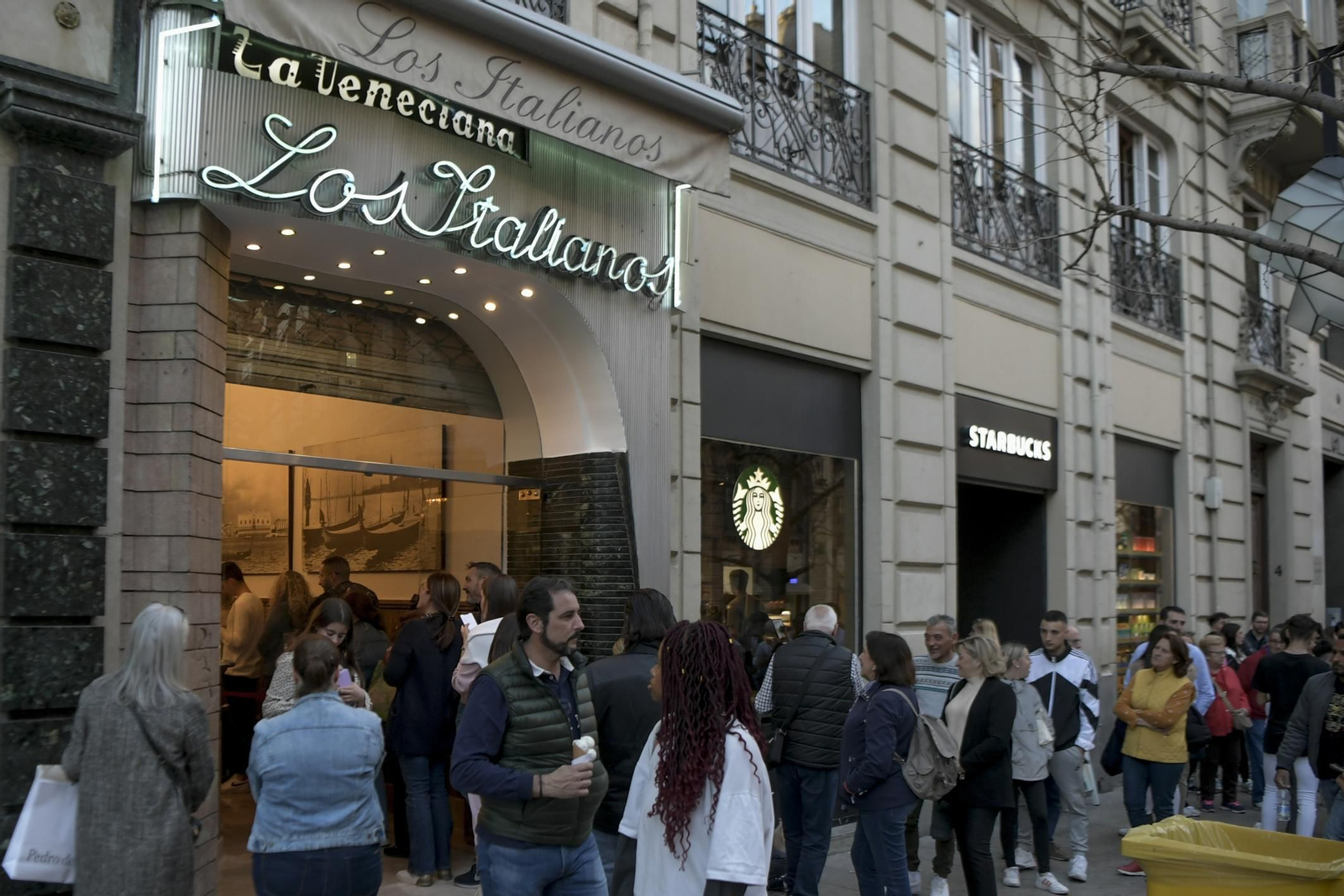 Primeras colas tras inaugurar la temporada la Heladería los Italianos.