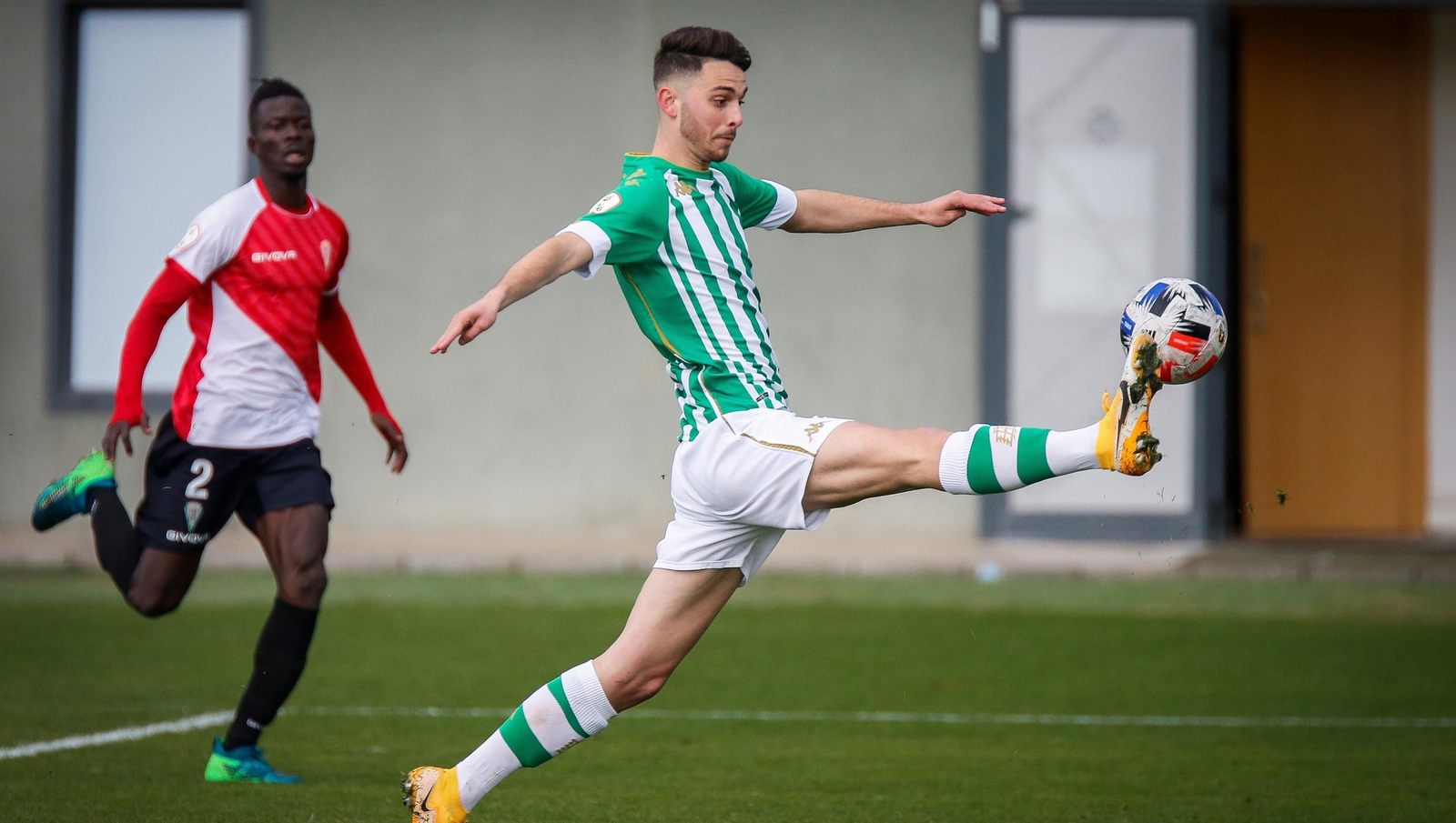 Djetei persigue a Raúl García de Haro, en el duelo ante el Betis Deportivo.