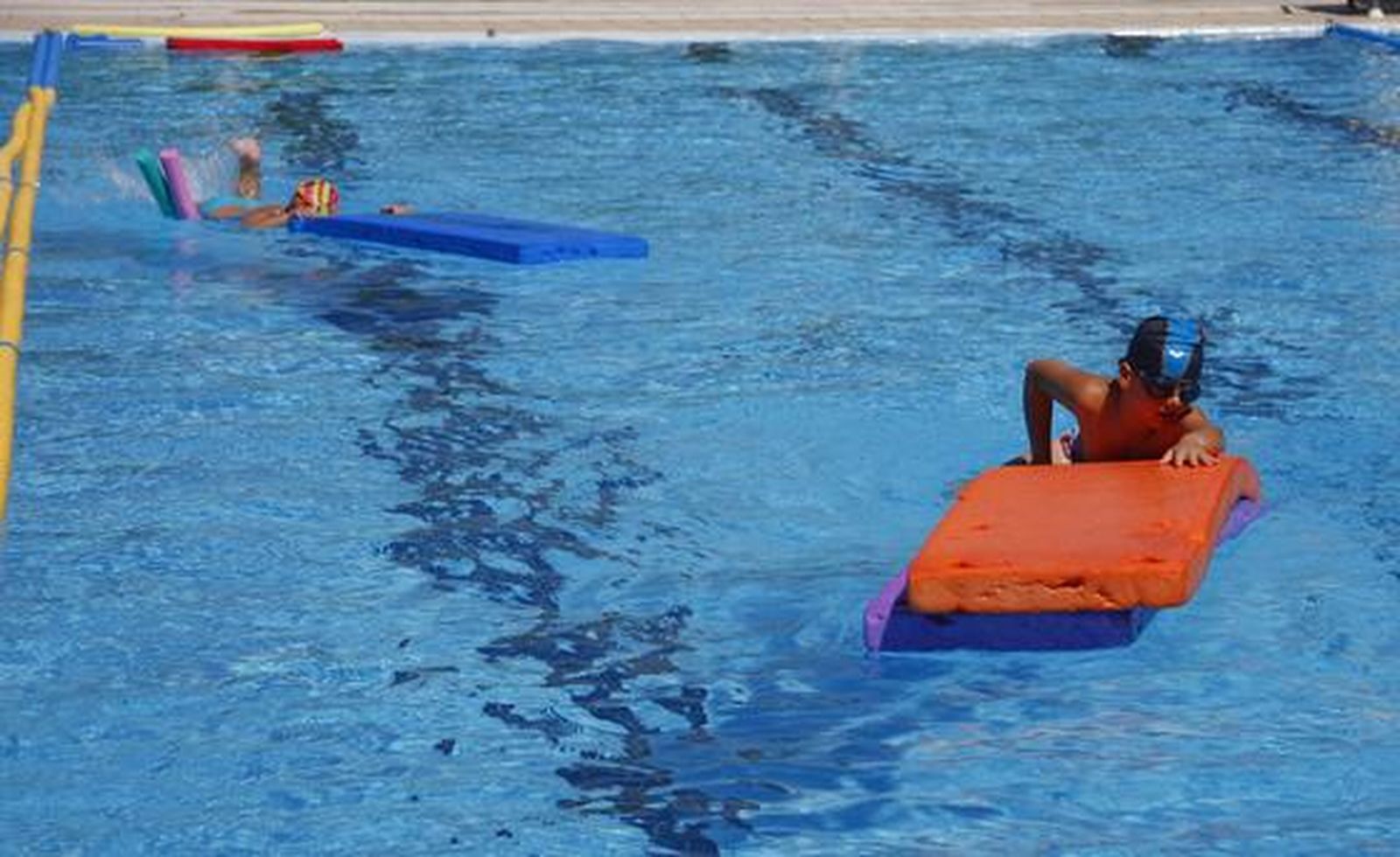 Los niños aprenden a nadar. 

Foto: Belén Vargas