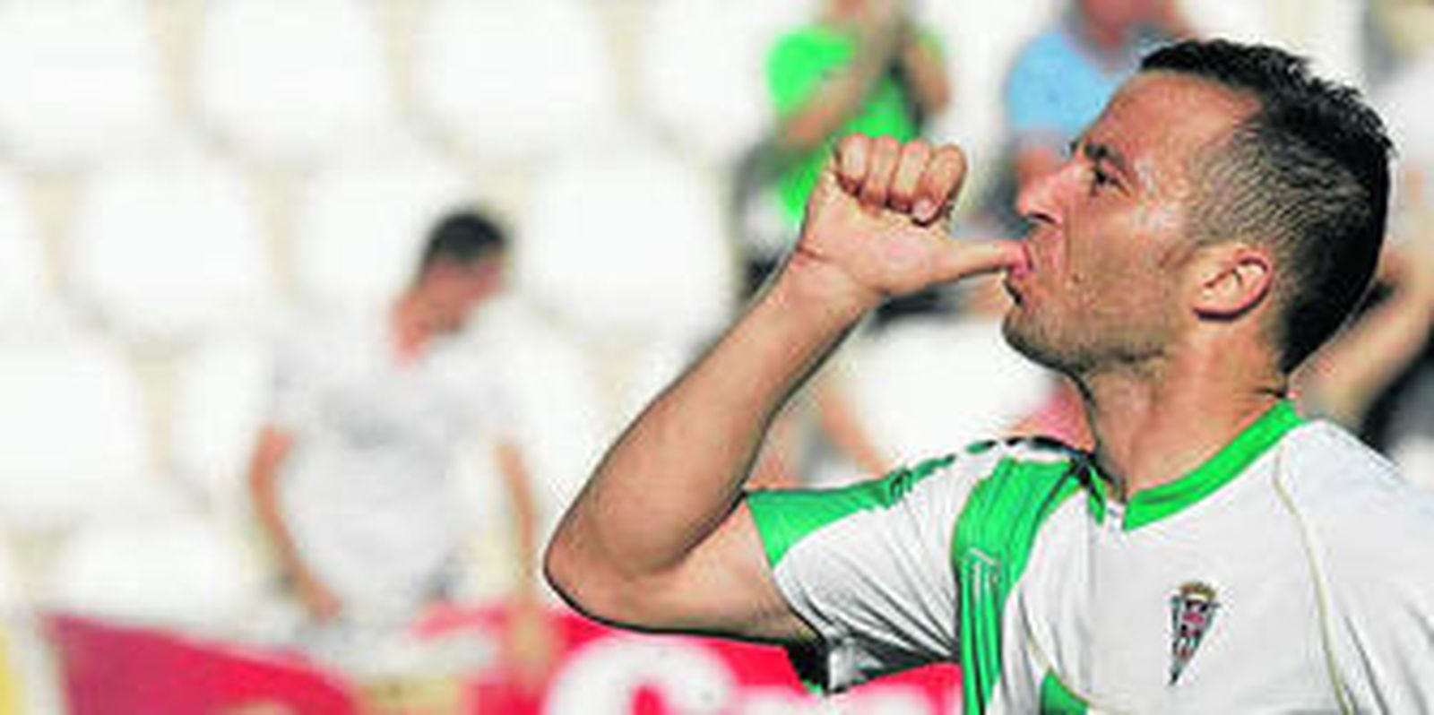 Pepe Díaz se chupa el pulgar en la celebración de su tanto a Las Palmas.