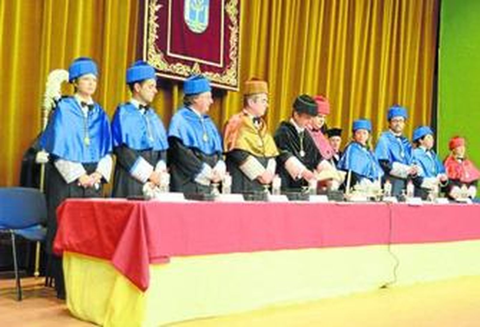 La mesa presidencial del acto de apertura del curso, con Eduardo González Mazo y Francisco Triguero en el centro.