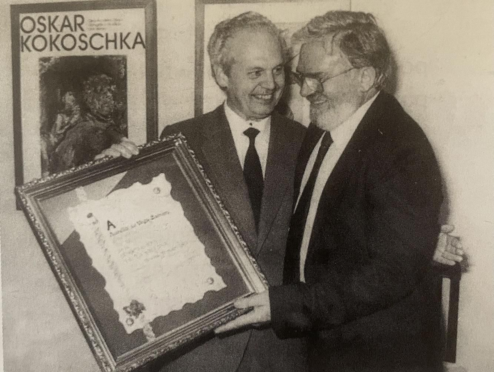 Aurelio de Vega recibiendo el nombramiento de Presidente de Honor de la de la Asociación de la Prensa de Huelva en 1988.