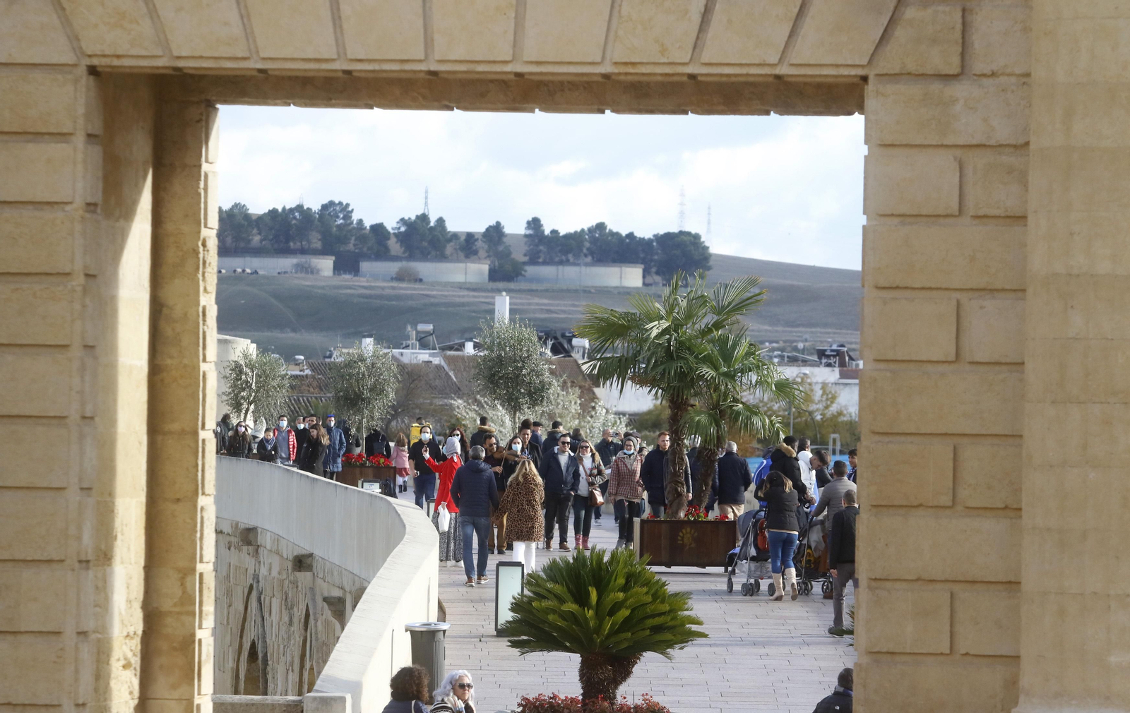 Turistas en el Puente Romano de Córdoba.