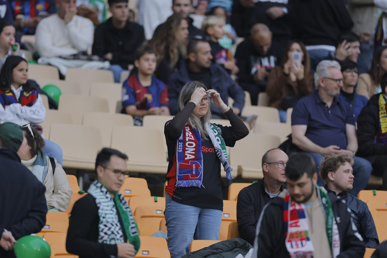 Búscate en las fotos del Betis - Barcelona