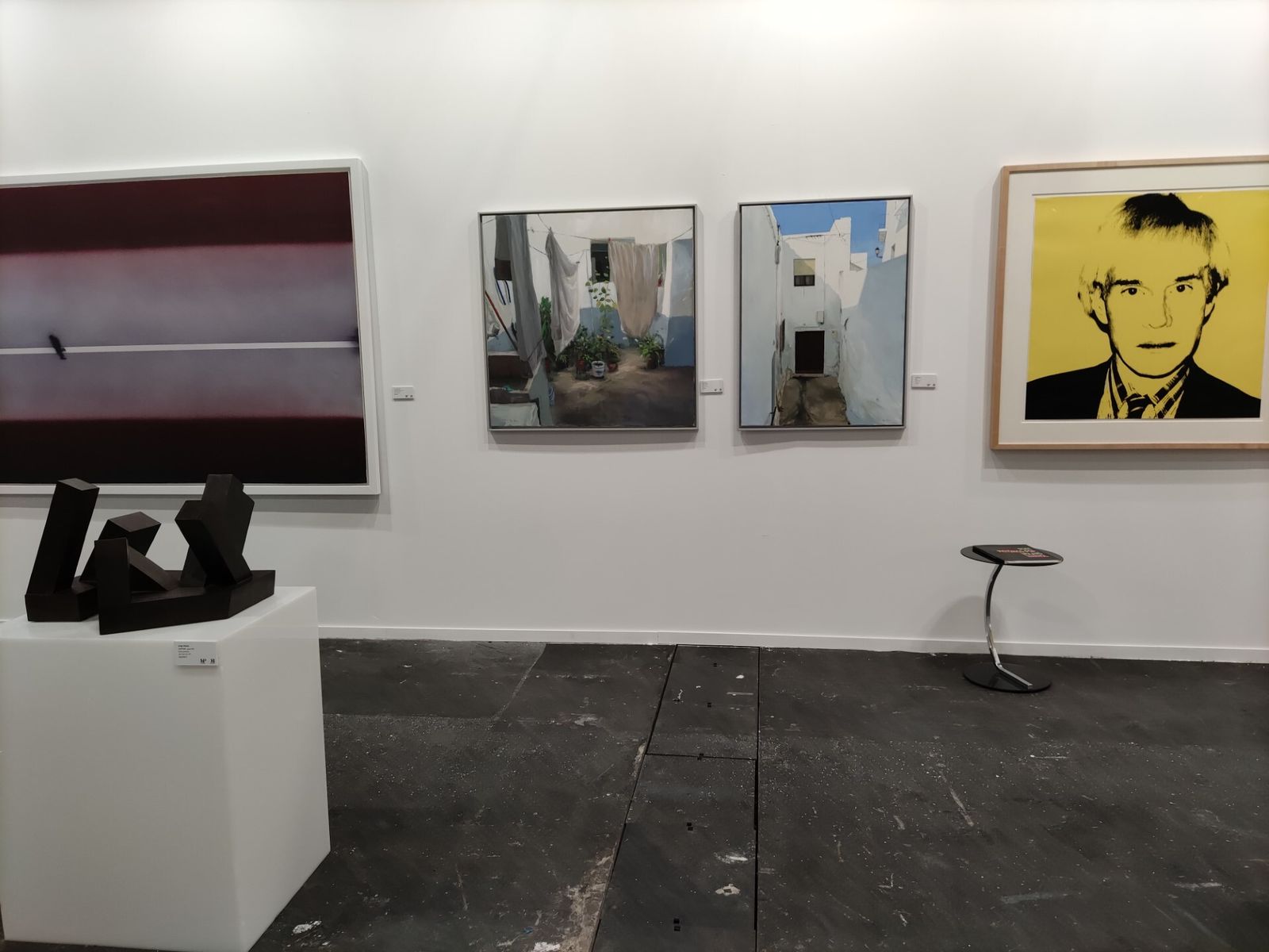 El gaditano Pepe Baena entre un Warhol y un Genovés.