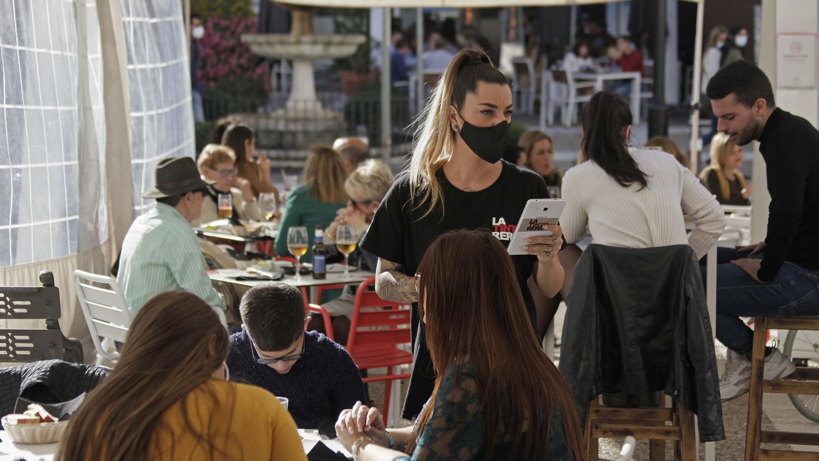 Ambiente en los bares y restaurantes de Algeciras en el fin de semana