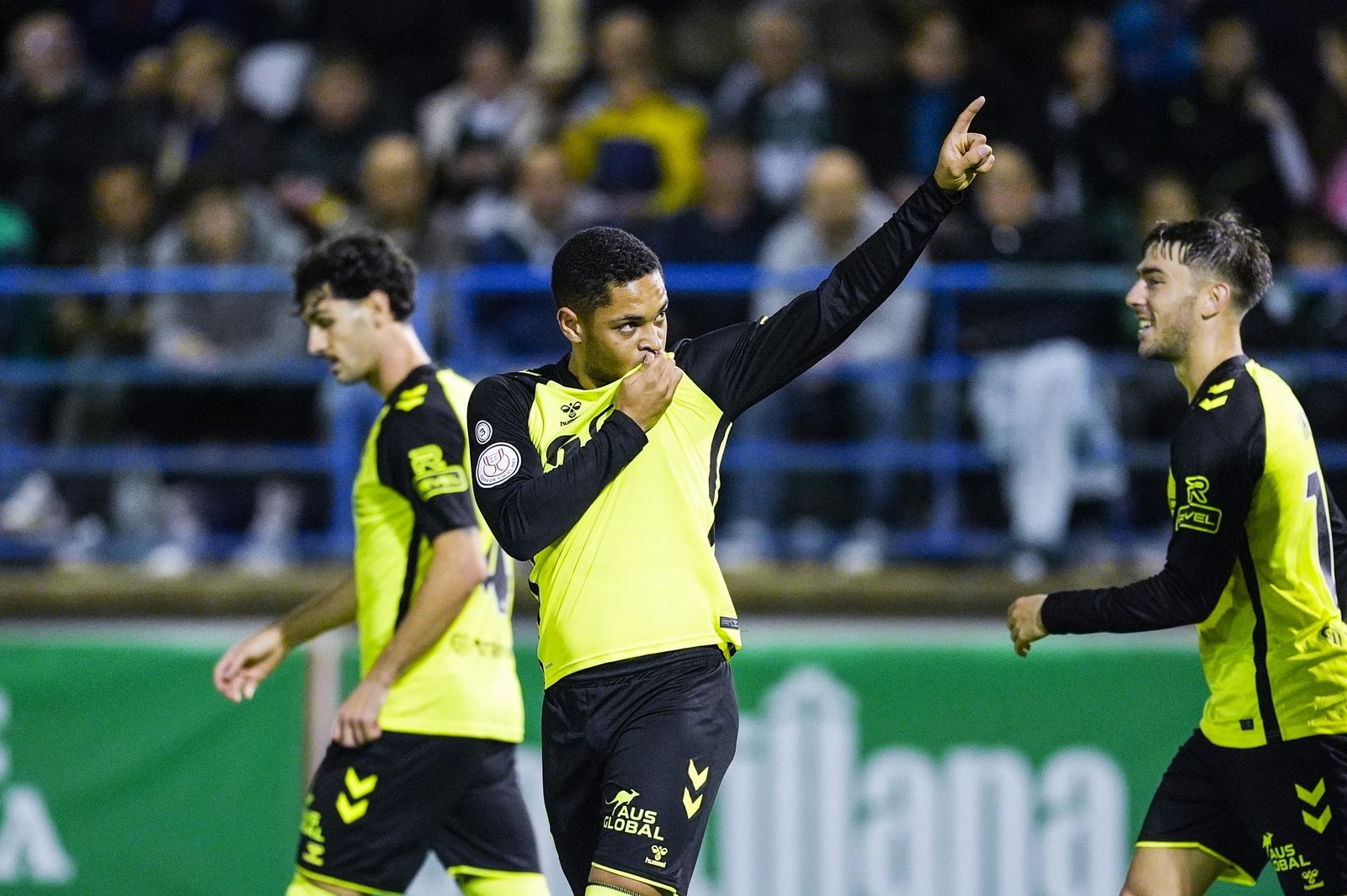 Vitor Roque dedica uno de sus dos goles a los aficionados béticos presentes en Almendralejo.