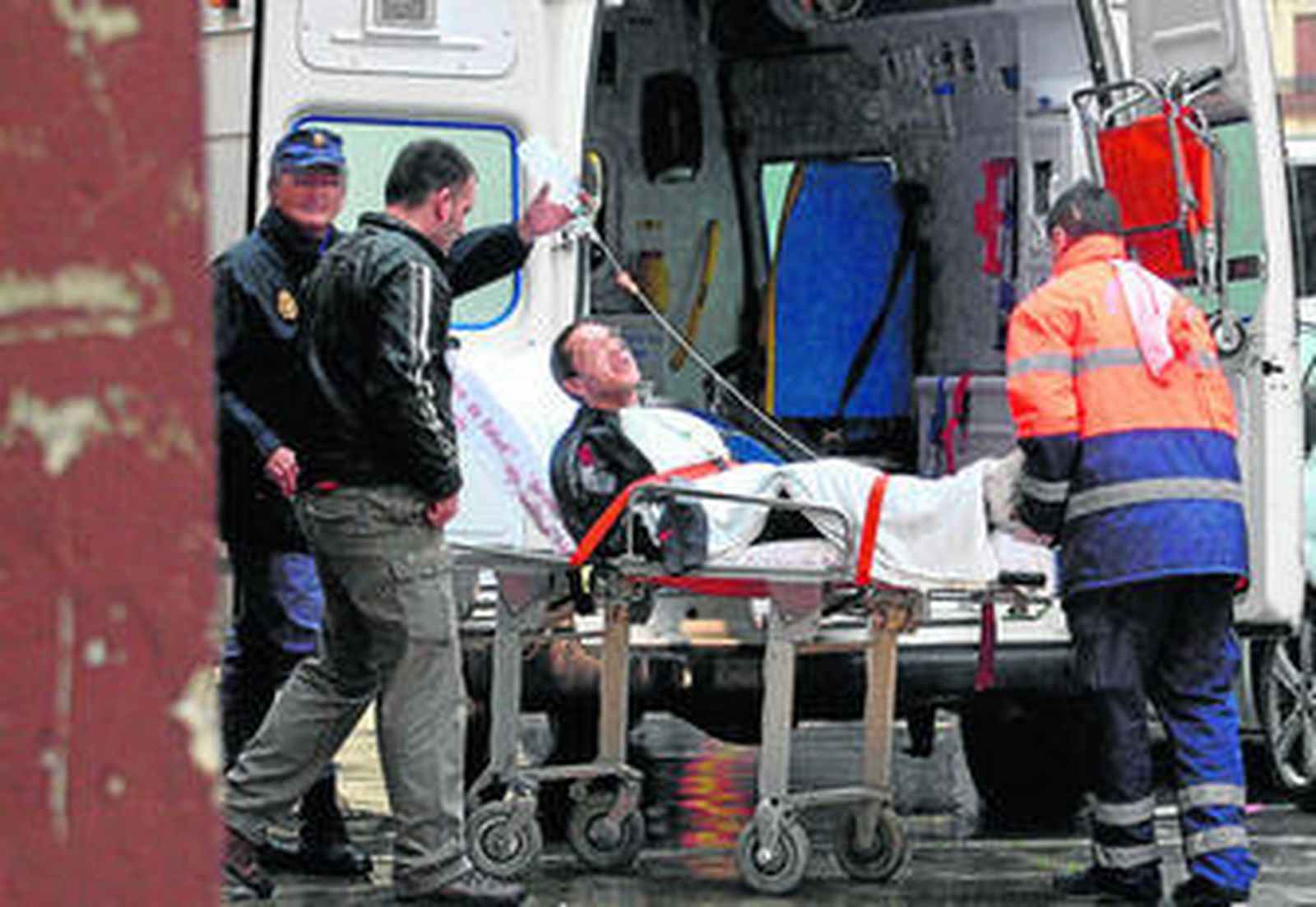 Momento en el que el detenido es llevado a una ambulancia para su traslado al hospital.