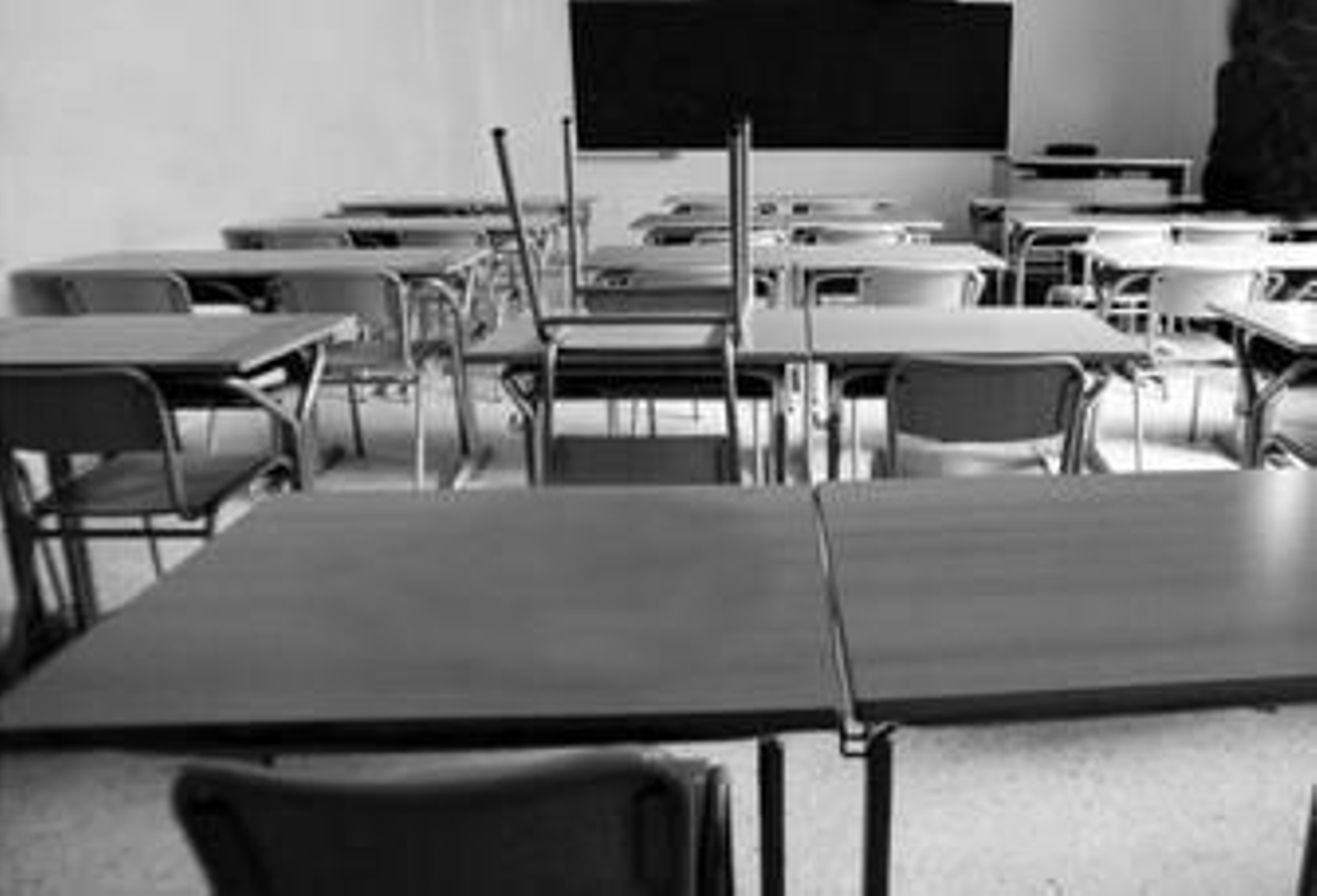 Imagen de un aula vacía tras la finalización de las clases.